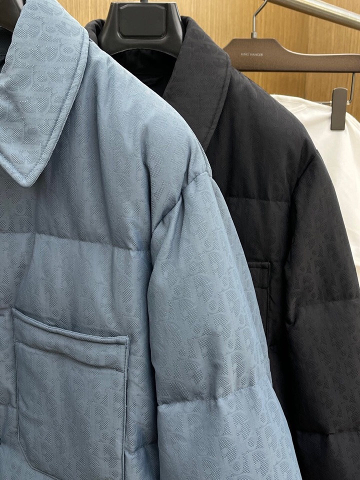Dior 迪奥25FW新款印花翻领羽绒服，男女同款情侣款，面料采用科技提花技术：在面料上应用激光提花技术