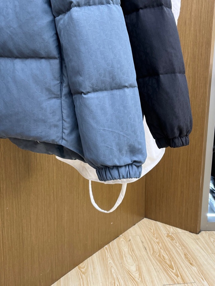 Dior 迪奥25FW新款印花翻领羽绒服，男女同款情侣款，面料采用科技提花技术：在面料上应用激光提花技术