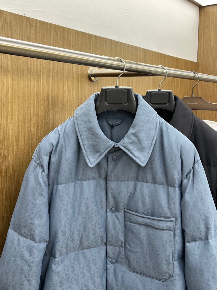 Dior 迪奥25FW新款印花翻领羽绒服，男女同款情侣款，面料采用科技提花技术：在面料上应用激光提花技术