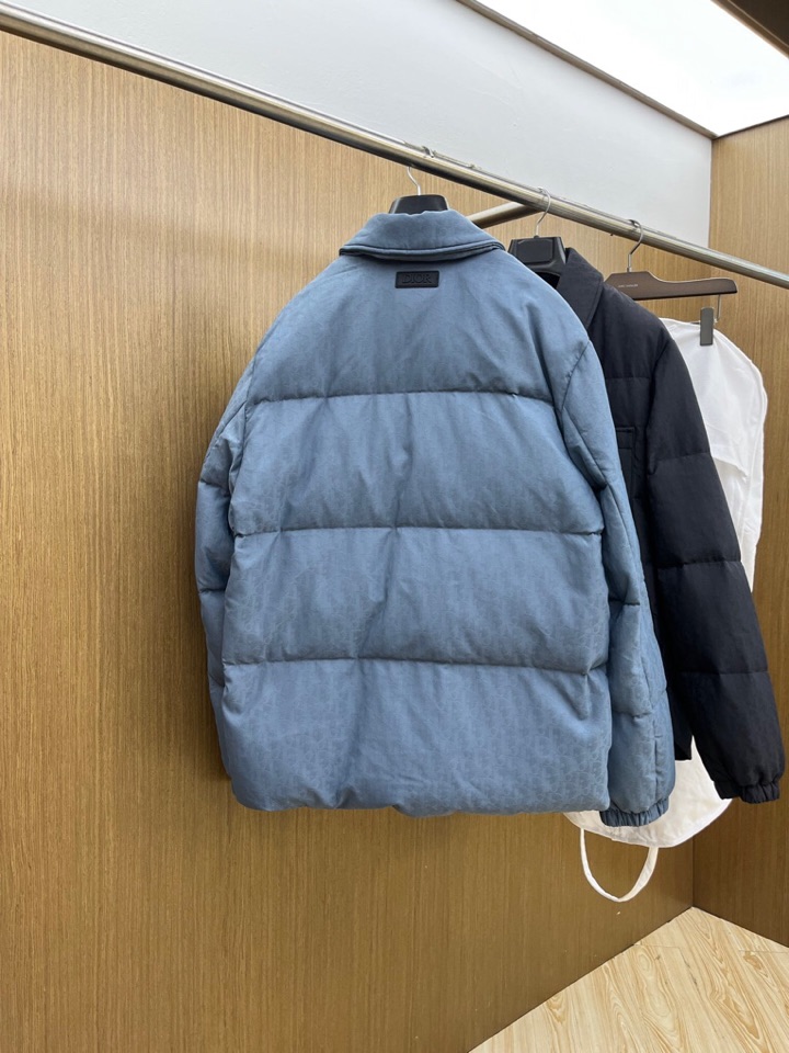 Dior 迪奥25FW新款印花翻领羽绒服，男女同款情侣款，面料采用科技提花技术：在面料上应用激光提花技术