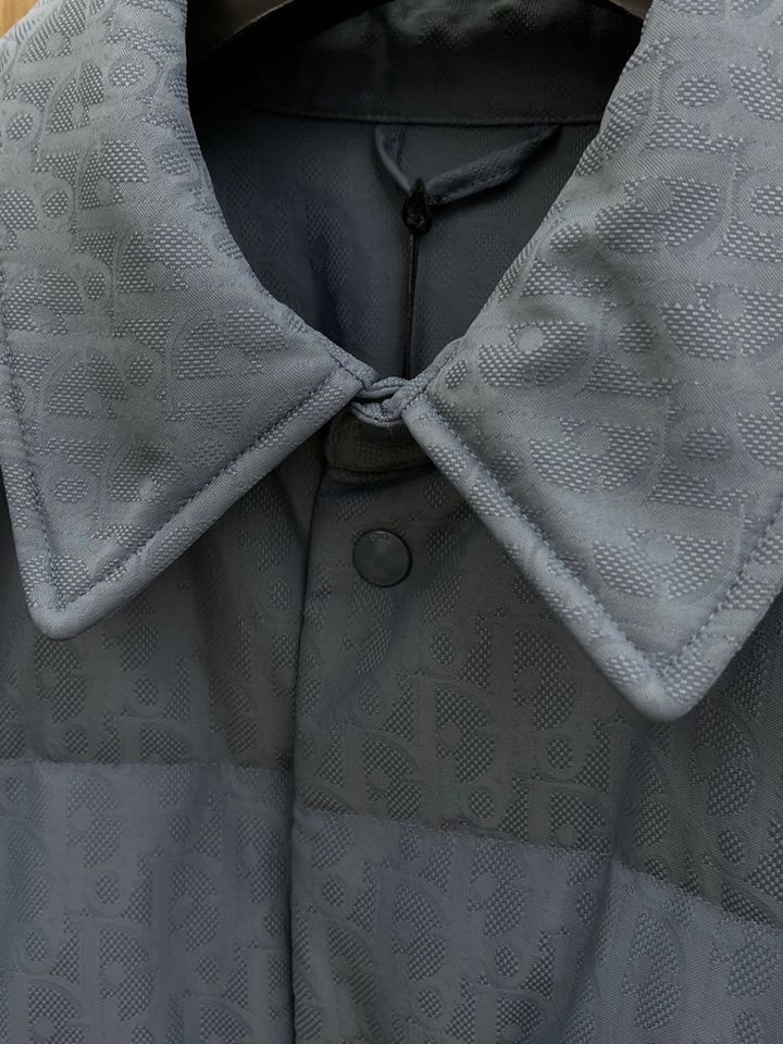Dior 迪奥25FW新款印花翻领羽绒服，男女同款情侣款，面料采用科技提花技术：在面料上应用激光提花技术