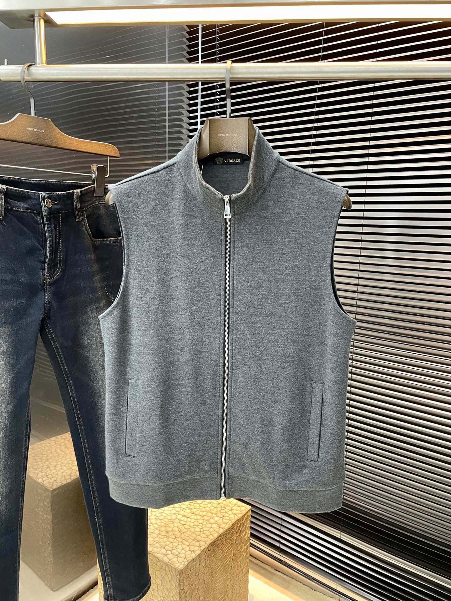 NO:613242,P Versace - (Versace) 2025 autumn new products, foreign trade company orders, simple style fashionable vest, imported original high-quality sheep wool acrylic fabric, the sag and gloss are definitely uplifting, more youthful and energetic, the workmanship is neat and smooth, all hardware accessories are supplied by customers, with top accessories. At first glance, it is a high-end fabric. This fabric is all custom-woven. There is nothing on the outside. There is nothing picky about it.  This kind of vest is always worn and very practical. Size M-3XL,,versace,versace,alexander wang19860909P  Versace-（范思哲）2025秋季新品秋 外贸公司订单 简约风格时尚马甲 进口原版高品质绵羊毛腈纶面料,垂度和光泽绝对是提气,更显青春活力,车工走线整齐平整,所有五金附料都是客供带顶级配件 一看就是高档的面料 这种面料都是定织的 外面根本就没有 无任何有挑剔的地方 这样的一件马甲属于常备常穿的,实用性很强.尺码 M-3XL,,versace,versace,alexander wang,Men's clothing