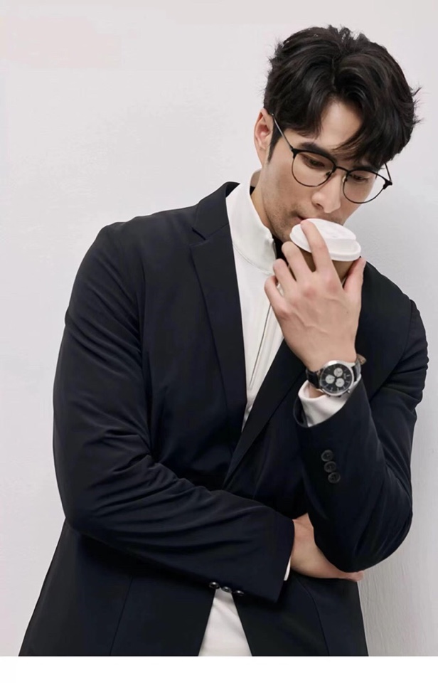 Armani 阿玛尼2025秋冬百搭休闲爆款轻溥鹅绒羽绒西装单西，二色齐发，蓝色与黑色；简约干净；轻盈保