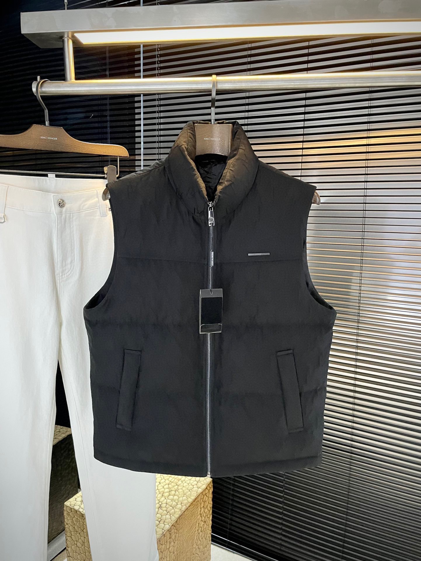 NO:613248,P EmporioArmin-(Armani) foreign trade export order!  2025 counter authentic synchronized simple and comfortable commuter down vest. High-end and classy, customized with the highest grade 85 duck down and a generous amount of down filling.  The fluffiness is excellent, the filling is full, it is light and does not weigh down the body, it is fashionable and simple, it is very suitable for sweaters and sweaters, and it has a high stand-up neckline that is windproof and warm. Original imported hardware button bag, original fabric, warm and stylish, zipper fly design, cold-proof and warm, every detail shows craftsmanship, three-standard accessories are complete... It is truly a work with zero error from the counter. Large products are genuine, seize the opportunity with intention. Purchasing level-recommended to keep money for yourself!  Size 48 to 56, armani, hoodie, sweatshirts, sweaters, down jacket, alexander wang19860909P  EmporioArmin-（阿玛尼）外贸出口订单！ 2025专柜正品同步 简洁舒适的通勤羽绒马甲.肩高端大气上档次,定制最高等85鸭绒,充绒量杠杠的 蓬松度极好,填充物饱满,轻便不压身,时尚简约,内搭卫衣、毛衣都非常合适,高立领口防风保暖设计.原版进口五金纽扣袋,原版面料,保暖有型、拉链门襟设计,御寒保暖、处处细节显工艺,三标辅料细节齐全……真正做到与柜台0误差作品,大货就是正品,有心的把握机会吧.代购级别-推荐自留款！尺码 48一56,,armani,hoodie,sweatshirts,sweaters,down jacket,alexander wang,Men's clothing