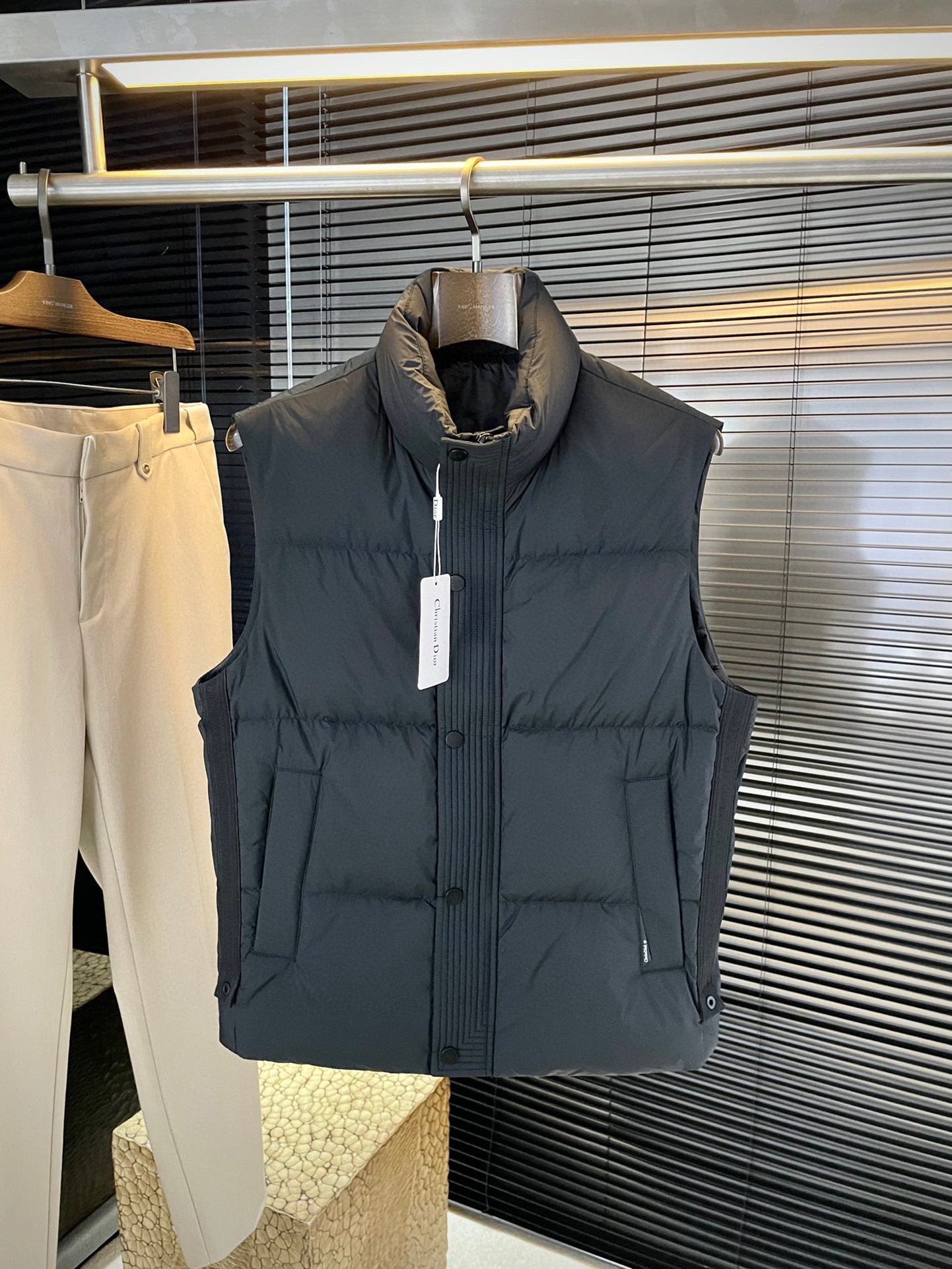 NO:613254,P Dio - (Dior) foreign trade export orders!  2025 counter authentic synchronized simple and comfortable commuter down vest. High-end and classy, customized with the highest grade 85 duck down and a generous amount of down filling.  The fluffiness is excellent, the filling is full, it is light and does not weigh down the body, it is fashionable and simple, it is very suitable for sweaters and sweaters, and it has a high stand-up neckline that is windproof and warm. Original imported hardware button bag, original fabric, warm and stylish, zipper fly design, cold-proof and warm, every detail shows craftsmanship, three-standard accessories are complete... It is truly a work with zero error from the counter. Large products are genuine, seize the opportunity with intention. Purchasing level-recommended to keep money for yourself!  Size 48 to 56,,dior,dior,hoodie,sweatshirts,sweaters,down jacket,alexander wang19860909P  Dio-（迪奥）外贸出口订单！ 2025专柜正品同步 简洁舒适的通勤羽绒马甲.肩高端大气上档次,定制最高等85鸭绒,充绒量杠杠的 蓬松度极好,填充物饱满,轻便不压身,时尚简约,内搭卫衣、毛衣都非常合适,高立领口防风保暖设计.原版进口五金纽扣袋,原版面料,保暖有型、拉链门襟设计,御寒保暖、处处细节显工艺,三标辅料细节齐全……真正做到与柜台0误差作品,大货就是正品,有心的把握机会吧.代购级别-推荐自留款！尺码 48一56,,dior,dior,hoodie,sweatshirts,sweaters,down jacket,alexander wang,Men's clothing