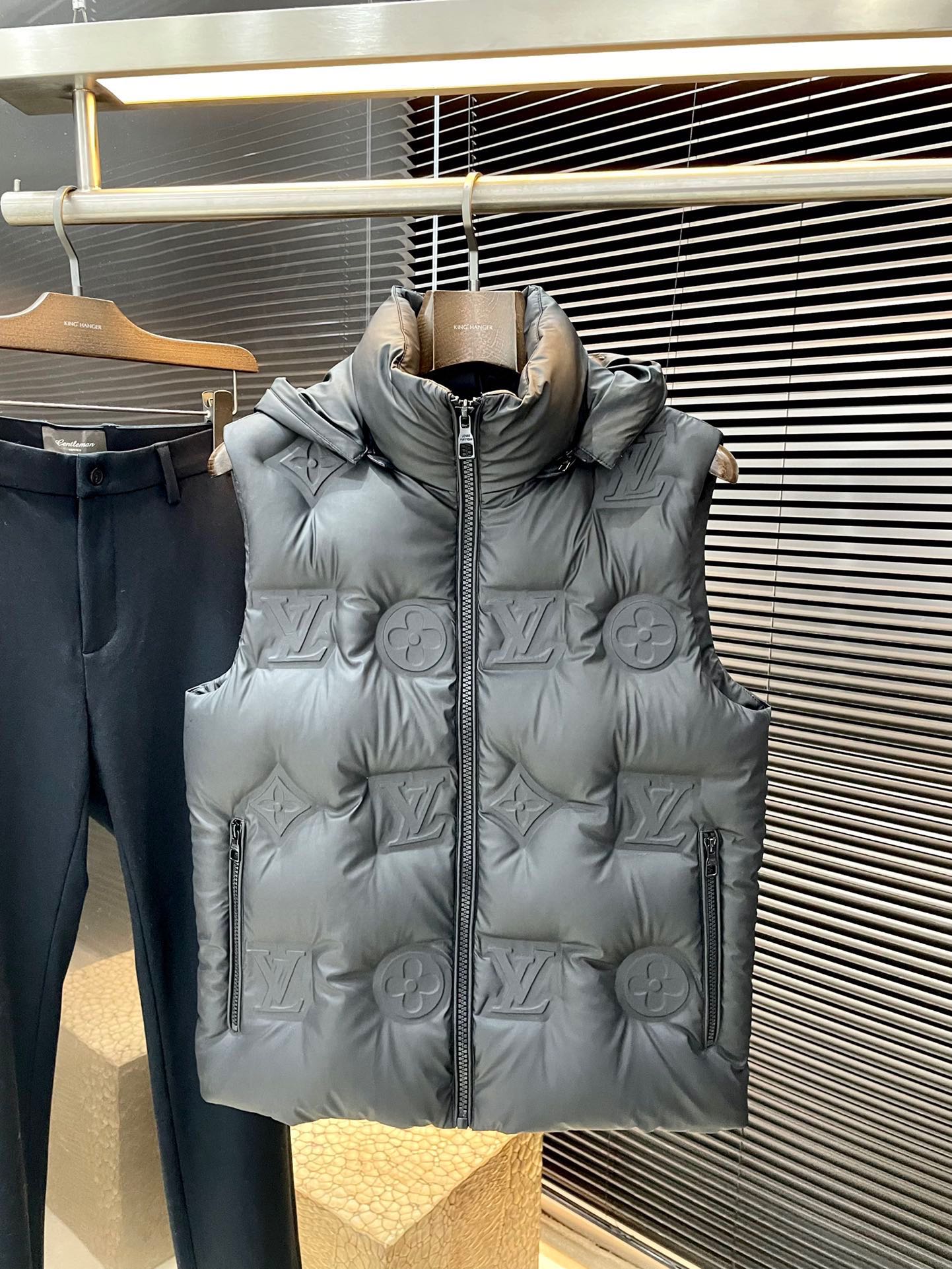 NO:613260,P LOUIS VU (Louis) foreign trade export orders!  2025 counter authentic synchronized simple and comfortable commuter down vest. High-end and classy, customized with the highest grade 90 white duck down, and a great amount of down filling.  The fluffiness is excellent, the filling is full, it is light and does not weigh down the body, it is fashionable and simple, it is very suitable for sweaters and sweaters, and it has a high stand-up neckline that is windproof and warm. Original imported hardware button bag, original fabric, warm and stylish, zipper fly design, cold-proof and warm, every detail shows craftsmanship, three-standard accessories are complete... It is truly a work with zero error from the counter. Large products are genuine, seize the opportunity with intention. Purchasing level-recommended to keep money for yourself!  Size 48 to 56,,louis vuitton,louis vuitton,hoodie,sweatshirts,sweaters,down jacket,alexander wang19860909P  LOUIS VU（路易）外贸出口订单！ 2025专柜正品同步 简洁舒适的通勤羽绒马甲.高端大气上档次,定制最高等90白鸭绒,充绒量杠杠的 蓬松度极好,填充物饱满,轻便不压身,时尚简约,内搭卫衣、毛衣都非常合适,高立领口防风保暖设计.原版进口五金纽扣袋,原版面料,保暖有型、拉链门襟设计,御寒保暖、处处细节显工艺,三标辅料细节齐全……真正做到与柜台0误差作品,大货就是正品,有心的把握机会吧.代购级别-推荐自留款！尺码 48一56,,louis vuitton,louis vuitton,hoodie,sweatshirts,sweaters,down jacket,alexander wang,Men's clothing