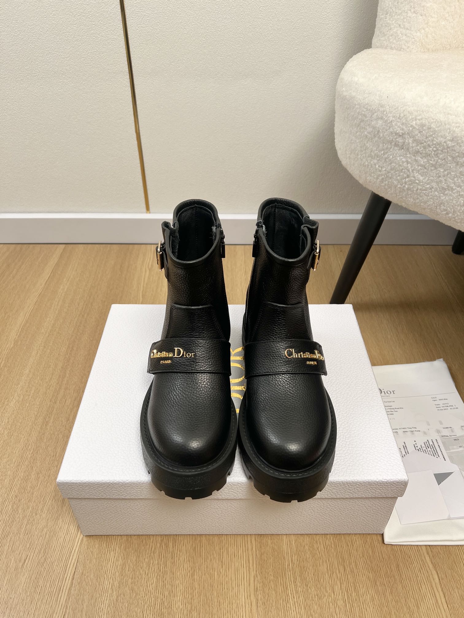 NO:613776,DIOR Dior | 2025 D Home 2025 Autumn and Winter New Products The latest letter buckle short boots series in the counter Original purchase, development and production This Run'n'Dior sneaker is a new product in the 2025 autumn series, reinterpreting the sports style with an elegant and fashionable shape. The upper is carefully made of white mesh fabric, and the exquisite two-color sole is light and soft, which can add a high-order temperament to various casual styles. The upper is customized cowhide/open edge beads/ pebbled cowhide.  Imported sheepskin lining, original molded outsole, heel height 4.5cm, size 35-41 (40.41 customized), boots, dior, dior, dior, boots, sneakers, cowhide, sheepskin19860909DIOR迪奥 | 2025 D家2025秋冬新品 专柜最新字母扣短靴系列 原版购入开发 做货 这款 Run'n'Dior 运动鞋是2025秋季系列新品,以优雅时尚的造型重新演绎运动风格.鞋面采用白色网眼织物精心制作,精致的双色鞋底轻盈柔软,可为各式休闲造型增添高订气质 鞋面定制牛皮/开边珠/荔枝纹牛皮 内里进口羊皮  大底原版开模大底 跟高 4.5cm 码数35-41（40.41定制）,靴子,dior,dior,dior,boots,sneakers,cowhide,sheepskin,Women's Shoes