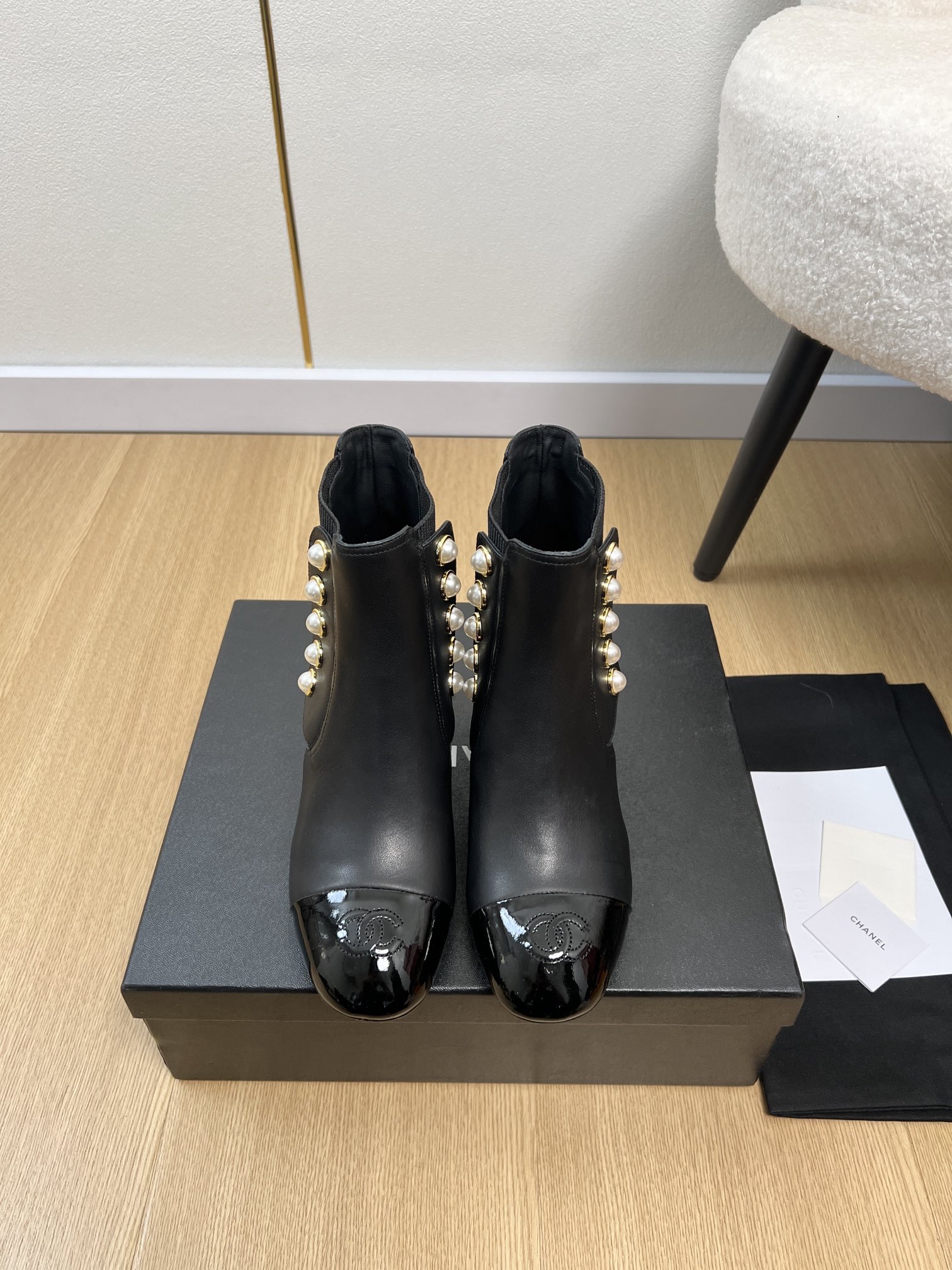 NO:613783,CHANEL Chanel | 2025 Xiaoxiang's 2025 autumn and winter new products, the new pearl buckle short boots series in the counter, love at first sight, Xiaohongshu highly recommends these short boots, they look good no matter how you match them, and are a must-have for fashion. Ms. Xiaoxiang loves simple and irresistible styles/matching to show a unique dressing style, free to mix and match to shine and follow the fashionable steps of Grandma Xiang!  !  !  Enlarge the exquisite details to see the original open-mold hardware buckle. The top version is made at the purchasing level and has benefits for small people. Thick sole, increased height, super slimming. This year’s must-have fashion item for little fairies. Upper: Original custom cowhide. Lining. Imported sheepskin outsole. Italian imported genuine leather outsole. Heel height: 5.5cm.  35-41 (40.41 customization is non-refundable), boots, chanel, chanel, boots, cowhide, sheepskin, Leather soles19860909CHANEL香奈儿 | 2025  小香2025秋冬新品 专柜新款珍珠扣短靴系列 一见钟情 小红书力推款短靴,怎么搭配都好看,时髦精必备,小香女士钟爱简约又难以抗拒系/搭配展现与众不同的穿搭风格、自由混搭闪耀到位跟紧香奶奶时尚步伐！！！精致细节放大看原版开模五金扣 顶级版本代购级别打造&小个子的福利 厚底 增高 超级显瘦 今年小仙女♀必备时尚单品 鞋面 原版定制牛皮 内里 进口羊皮 大底 意大利进口真皮大底 跟高 5.5cm 码数 35-41（40.41定制不退换）,靴子,chanel,chanel,boots,cowhide,sheepskin,Leather soles,Women's Shoes