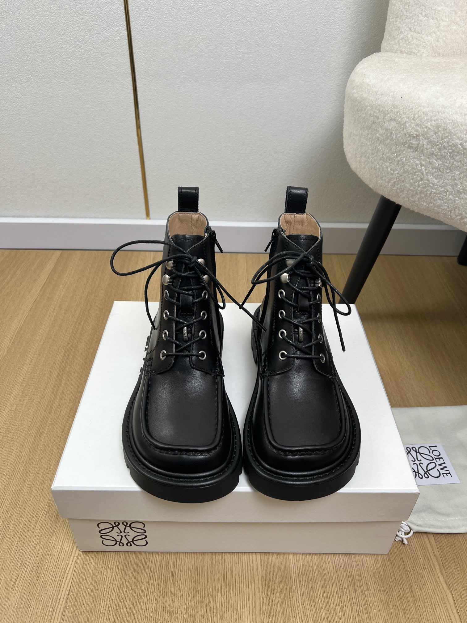 NO:613788,LOEVE | 2025 2025 Autumn and Winter New Products The latest popular retro sassafras colored short boots and shoes series in the counter. This LOEVE sassafras colored loafers handcrafts and ingenuity attitude collide, natural materials and craftsmanship create sparks!  Full marks for handsomeness!  I really fell in love with it at first sight!  The unique design not only adds a sense of fashion, but also makes the overall outfit a bit more handsome. Wear it and you will be synonymous with retro British style!  High-quality leather and exquisite craftsmanship allow you to enjoy fashion while also feeling the peace of mind brought by quality. Suitable for various occasions, a versatile artifact!  Whether casual or formal, you can easily control the cool girl essentials and show your unique temperament!  Upper custom-made sassafras cowhide/cowhide/open edge beads/customized special fabric lining imported sheepskin outsole original molded TPU outsole sole thickness 4cm size 35-41 (40.41 customized), boots, loewe, loewe, loafers, boots, cowhide, sheepskin19860909LOEVE罗意威 | 2025  2025秋冬新品 专柜最新爆款复古檫色短靴鞋系列 这款罗意威檫色乐福鞋手工艺与匠心态度碰撞,天然材料与工艺擦出火花！帅气满分！真的是让我一眼就爱上了！独特的设计,不仅增添了时尚感,更让整体穿搭多了几分帅气.穿上它,你就是复古英伦风的代名词！高品质的皮革,搭配精湛的工艺,让你在享受时尚的同时,也能感受到品质带来的安心.适合各种场合,百搭神器！无论是体闲还是正式,都能轻松驾驭酷girl必备,展现独特气质！ 鞋面 定制檫色牛皮/牛皮/开边珠/定制特殊面料 内里 进口羊皮 大底 原版开模TPU大底  底厚 4cm 码数 35-41（40.41定制）,靴子,loewe,loewe,loafers,boots,cowhide,sheepskin,Women's Shoes