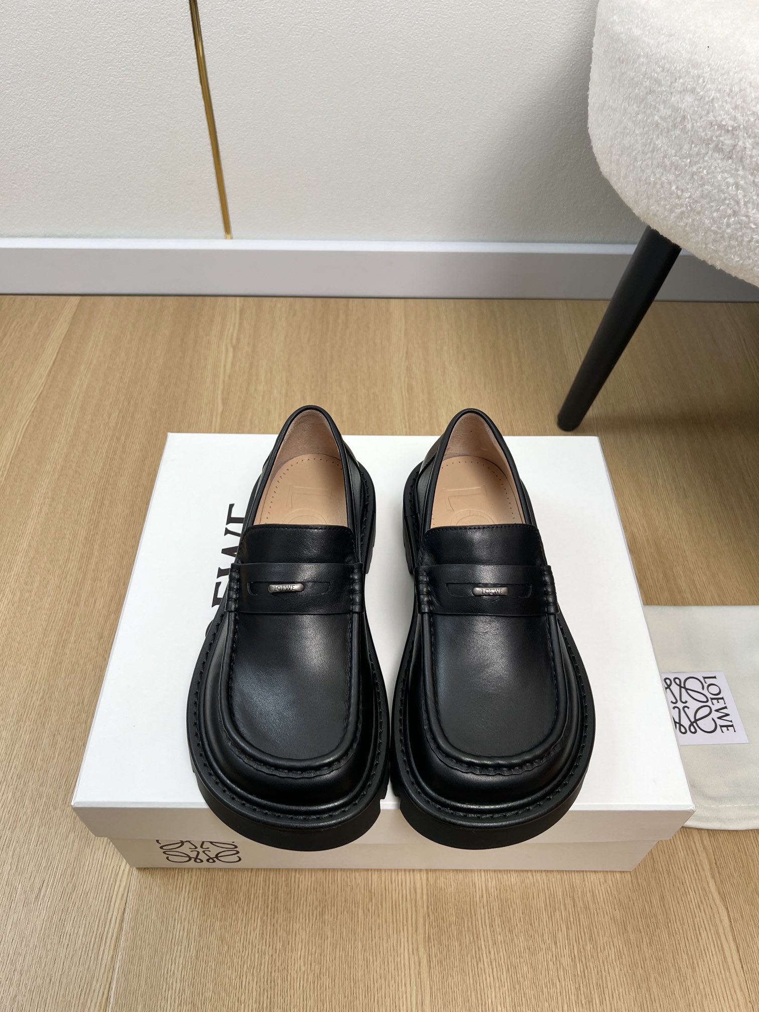 NO:613771,LOEVE | 2025 2025 Autumn and Winter New Products The latest hot style retro sassafras loafer series in the counter. This Loewe sassafras loafer craftsmanship and ingenuity attitude collide, natural materials and craftsmanship create sparks!  Full marks for handsomeness!  I really fell in love with it at first sight!  The unique design not only adds a sense of fashion, but also makes the overall outfit a bit more handsome. Wear it and you will be synonymous with retro British style!  High-quality leather and exquisite craftsmanship allow you to enjoy fashion while also feeling the peace of mind brought by quality. Suitable for various occasions, a versatile artifact!  Whether casual or formal, you can easily control the cool girl essentials and show your unique temperament!  Upper custom-made sassafras cowhide/cowhide/open edge beads/customized special fabric lining imported sheepskin outsole original molded TPU outsole sole thickness 4cm size 35-41 (customized 40.41), loafers, loewe, loewe, loafers, cowhide, sheepskin19860909LOEVE罗意威 | 2025  2025秋冬新品 专柜最新爆款复古檫色乐福鞋系列 这款罗意威檫色乐福鞋手工艺与匠心态度碰撞,天然材料与工艺擦出火花！帅气满分！真的是让我一眼就爱上了！独特的设计,不仅增添了时尚感,更让整体穿搭多了几分帅气.穿上它,你就是复古英伦风的代名词！高品质的皮革,搭配精湛的工艺,让你在享受时尚的同时,也能感受到品质带来的安心.适合各种场合,百搭神器！无论是体闲还是正式,都能轻松驾驭酷girl必备,展现独特气质！ 鞋面 定制檫色牛皮/牛皮/开边珠/定制特殊面料 内里 进口羊皮 大底 原版开模TPU大底  底厚 4cm 码数 35-41（40.41定制）,乐福鞋,loewe,loewe,loafers,cowhide,sheepskin,Women's Shoes