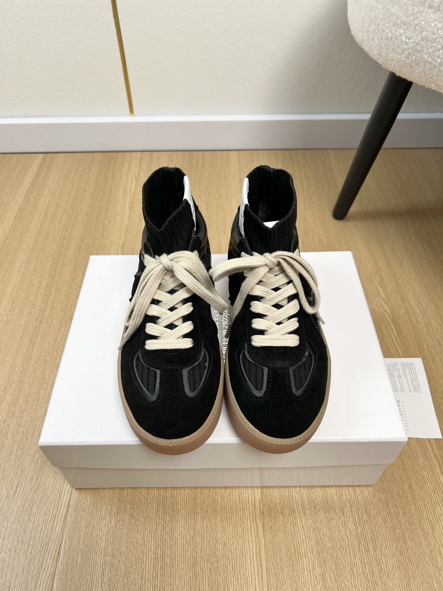 NO:613766,High version Maison Margiela *Margiela | 2025 2025 autumn and winter new products counter new Dexun thick-soled flying knitted socks and sneakers series ~ MM6 Margiela classic Forrest Gump retro casual sneakers, a classic and timeless style that can be worn in all seasons!  Casual and casual, the contrasting color splicing of multiple materials doubles the sense of fashion, and the shoelaces and soles echo each other, making it look good and versatile for daily use!  Wear it casually and look classy!  It can be easily matched with various styles!  Upper Original customized cowhide + cow suede Lining Original silk sheepskin/fly knit socks Foot pads Original silk sheepskin Outsole Original open-molded beef tendon rubber outsole Sole thickness 4.5cm Size 34-41 (34.40.41 customized), casual shoes/sports shoes, masion margiela, masion margiela, sneakers, cowhide, sheepskin, socks19860909高版本Maison Margiela *马吉拉 | 2025 2025秋冬新品 专柜新款德训厚底飞织袜子运动鞋系列～ MM6马吉经典阿甘复古休闲运动鞋 四季可穿搭经典不过时的款！休闲又随意,多种材质撞色的拼接,时髦感倍增,鞋带鞋底互相呼应,日常好看又百搭！随便穿搭就可以很高级！搭配各种风格都可轻松驾驭！ 鞋面 原版定制牛皮+牛反绒 内里 原版丝绸羊皮/飞织袜子 垫脚 原版丝绸羊皮 大底 原版开模牛筋橡胶大底 底厚 4.5cm 码数 34-41（34.40.41定制）,休闲鞋/运动鞋,masion margiela,masion margiela,sneakers,cowhide,sheepskin,socks,Women's Shoes