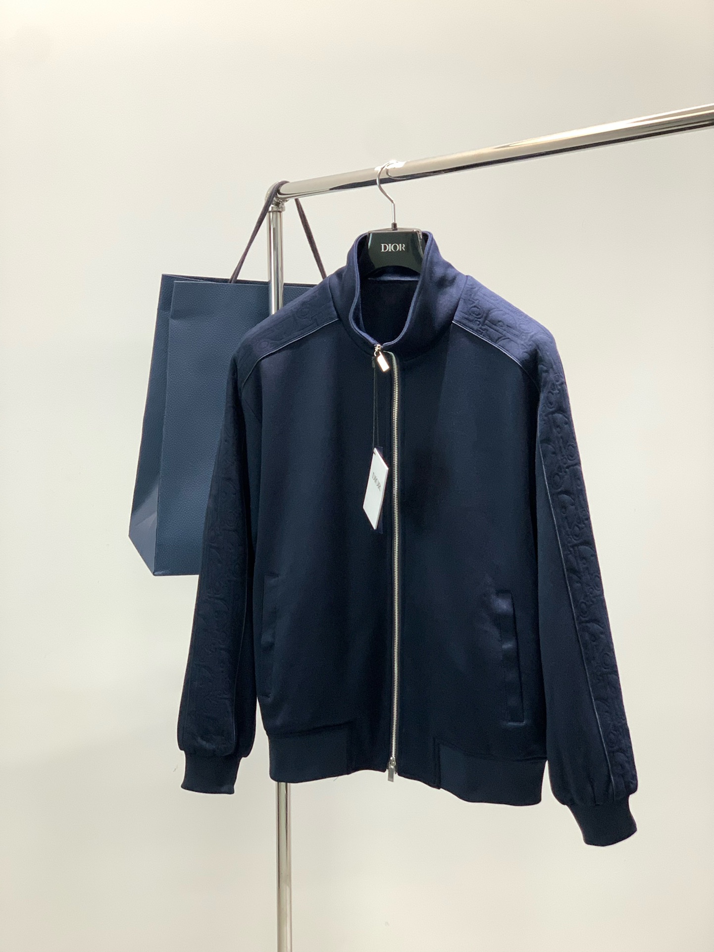 NO:613372,Clothes, pants, Dior, new autumn and winter products, available at counters simultaneously, simple and fashionable casual round suits, original imported fabrics, comfortable and breathable, top-notch jacquard letter pattern logo, original hardware decoration, extremely high grade, unique design, fashionable and handsome upper body!  2 colors recommended, size S-XL size SML  footkou 54565860,,dior,dior,alexander wang19860909衣服,裤子,Dior 迪奥, 秋冬新品,专柜同步有售,简约时尚休闲圆套装,原版进口面料,舒适透气,顶级提花工艺字母图案logo,原版五金辅料装饰,档次极高,独特设计,上身时尚帅气！2色推荐,码数S-XL 尺码SML XL 衣长68.57071.573 胸围126130134138 肩宽52545658 袖长61626364 SMLXL 裤长101102103104 腰围74788286 臀围108112116120 脚口54565860,,dior,dior,alexander wang,Men's clothing