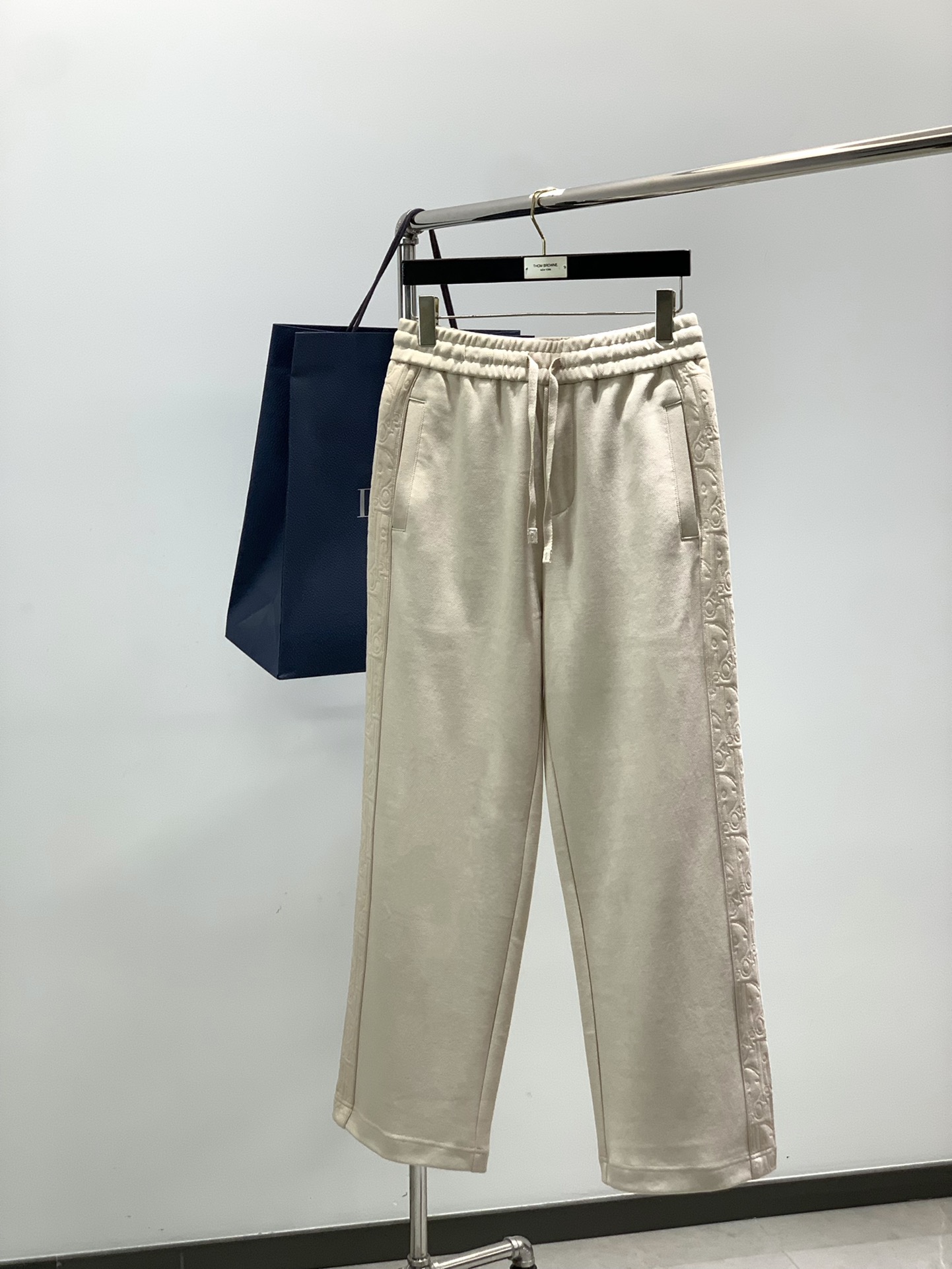 NO:613370,Clothes, pants, Dior, new autumn and winter products, available at counters simultaneously, simple and fashionable casual round suits, original imported fabrics, comfortable and breathable, top-notch jacquard letter pattern logo, original hardware decoration, extremely high grade, unique design, fashionable and handsome upper body!  2 colors recommended, size S-XL size SML  footkou 54565860,,dior,dior,alexander wang19860909衣服,裤子,Dior 迪奥, 秋冬新品,专柜同步有售,简约时尚休闲圆套装,原版进口面料,舒适透气,顶级提花工艺字母图案logo,原版五金辅料装饰,档次极高,独特设计,上身时尚帅气！2色推荐,码数S-XL 尺码SML XL 衣长68.57071.573 胸围126130134138 肩宽52545658 袖长61626364 SMLXL 裤长101102103104 腰围74788286 臀围108112116120 脚口54565860,,dior,dior,alexander wang,Men's clothing