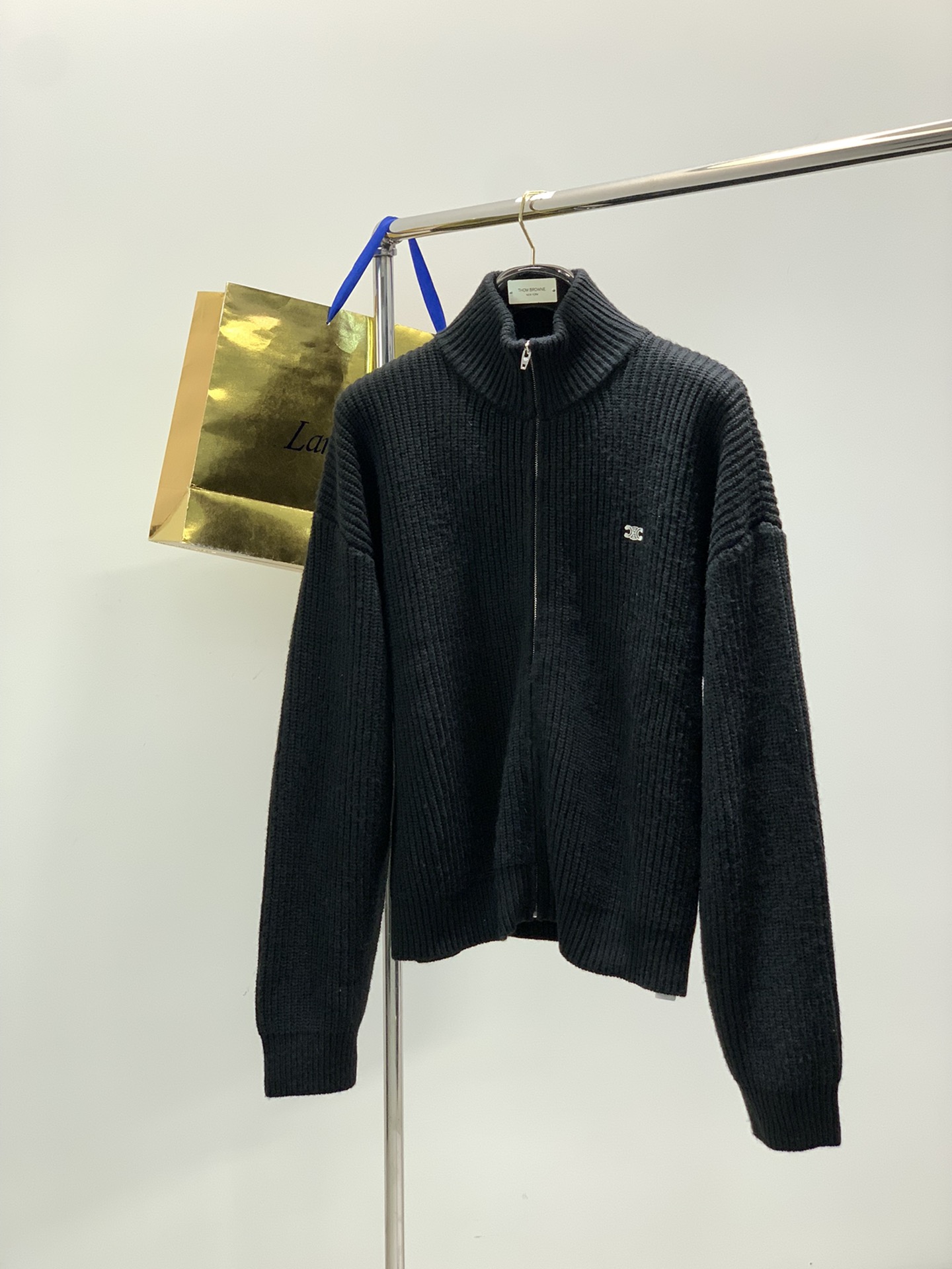 NO:613364,, Celine Celine, new winter products, available at the counter simultaneously, original order, fashionable casual knitted cardigan sweater, using imported original fabrics, top embroidery crafts letter pattern logo, original hardware accessories decoration, consistent high-standard production, skin-friendly and breathable, ready-to-wear including texture is very good, fashionable and handsome upper body, complete three standards, size S-Xl CELINE size SMLXL length 60626466  Bust 118122126130 Shoulder width 60626466 Sleeve length 56575859,,celine,sweaters,alexander wang19860909,Celine 瑟琳,冬季新品,专柜同步有售,原单狠货,时尚休闲针织开衫毛衣,采用进口原版面料,顶级刺绣工艺字母图案logo,原版五金辅料装饰,一贯的高规格出品,亲肤透气,成衣包括质感都非常好,上身时尚帅气,三标齐全,码数S-Xl CELINE 尺码SMLXL 衣长60626466 胸围118122126130 肩宽60626466 袖长56575859,,celine,sweaters,alexander wang,Men's clothing