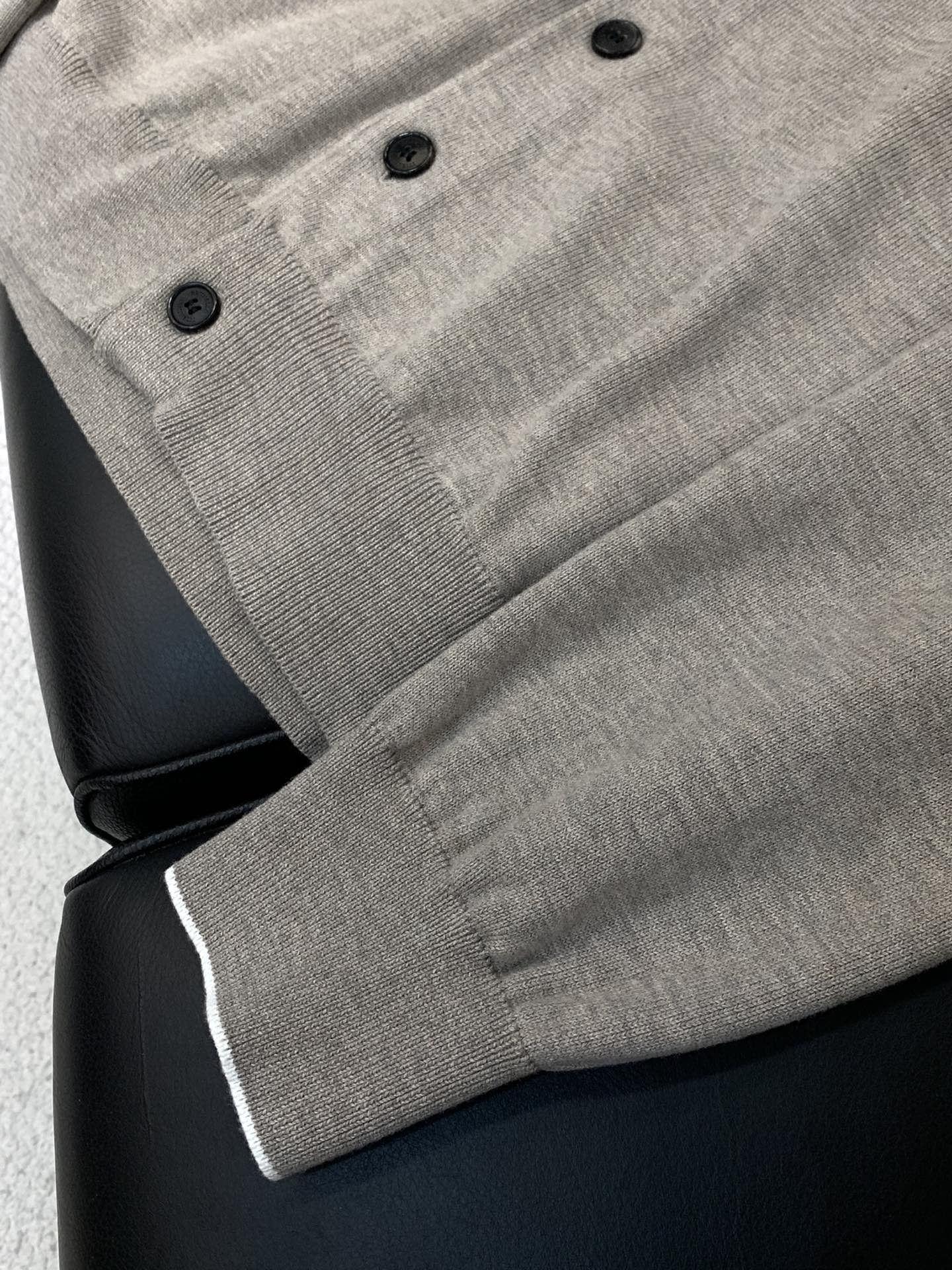 ，意大利神狮，时尚品牌，2025秋季新品，时尚休闲针织开衫毛衣，专柜同步有售，原单狠货，采用进口原版面料