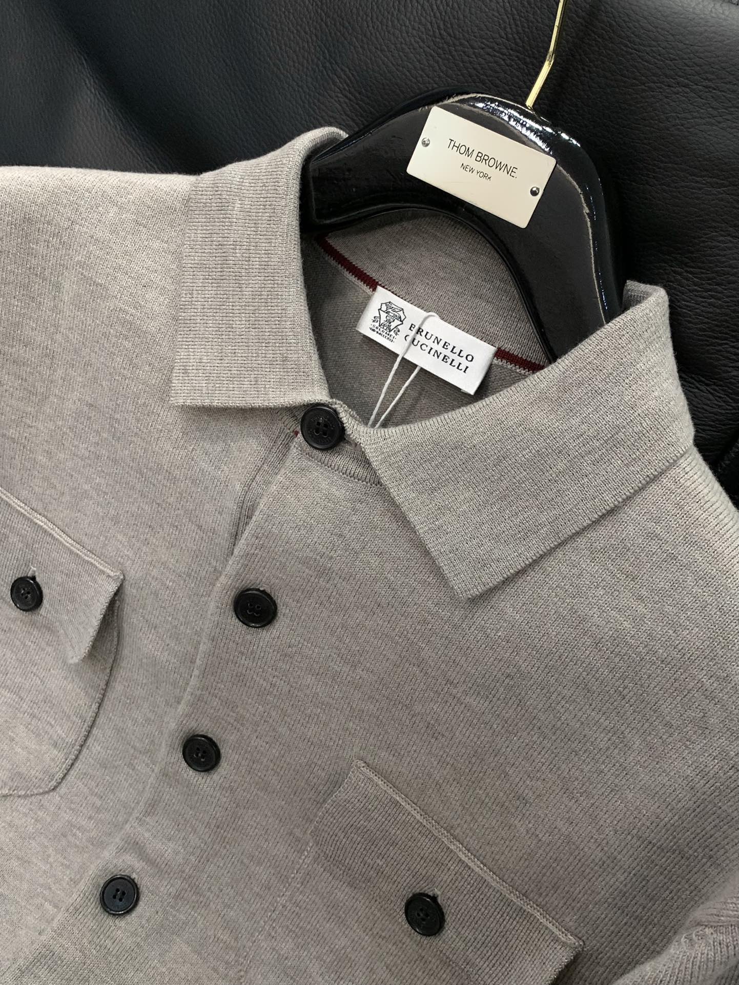 ，意大利神狮，时尚品牌，2025秋季新品，时尚休闲针织开衫毛衣，专柜同步有售，原单狠货，采用进口原版面料