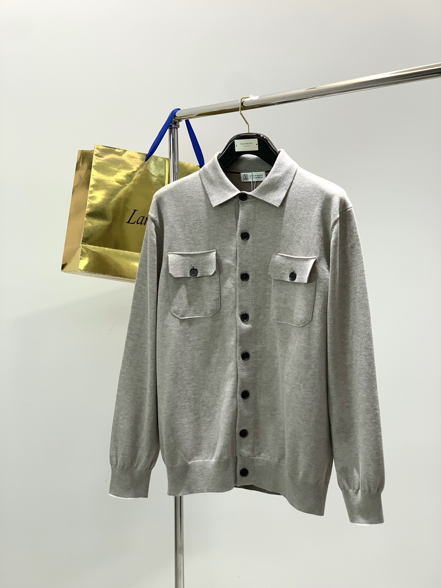 ，意大利神狮，时尚品牌，2025秋季新品，时尚休闲针织开衫毛衣，专柜同步有售，原单狠货，采用进口原版面料