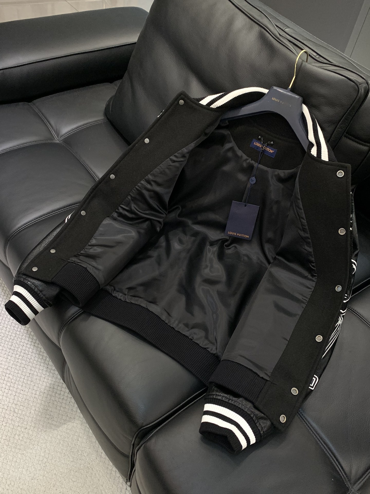 ，LouisVuitton 路易威登，2025秋冬最新款，专柜同步有售，原单狠货，时尚休闲拼接翻领外套，