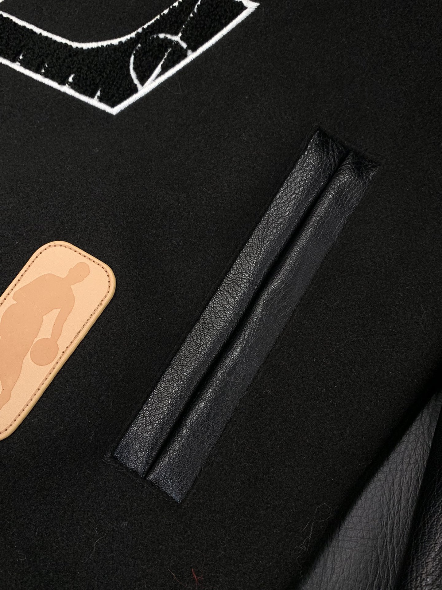 ，LouisVuitton 路易威登，2025秋冬最新款，专柜同步有售，原单狠货，时尚休闲拼接翻领外套，