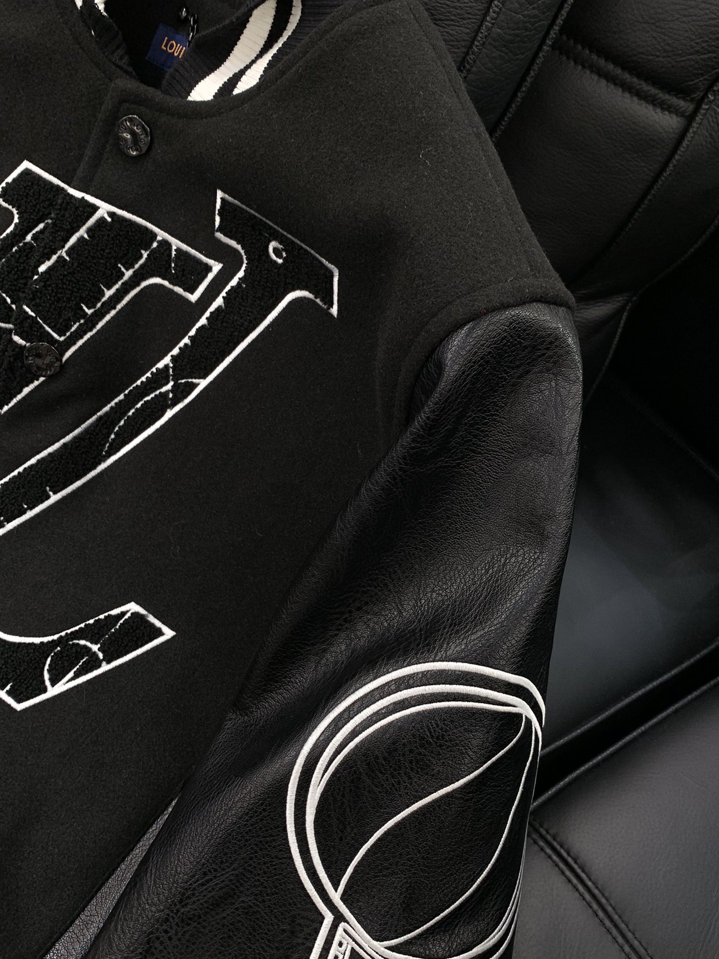 ，LouisVuitton 路易威登，2025秋冬最新款，专柜同步有售，原单狠货，时尚休闲拼接翻领外套，