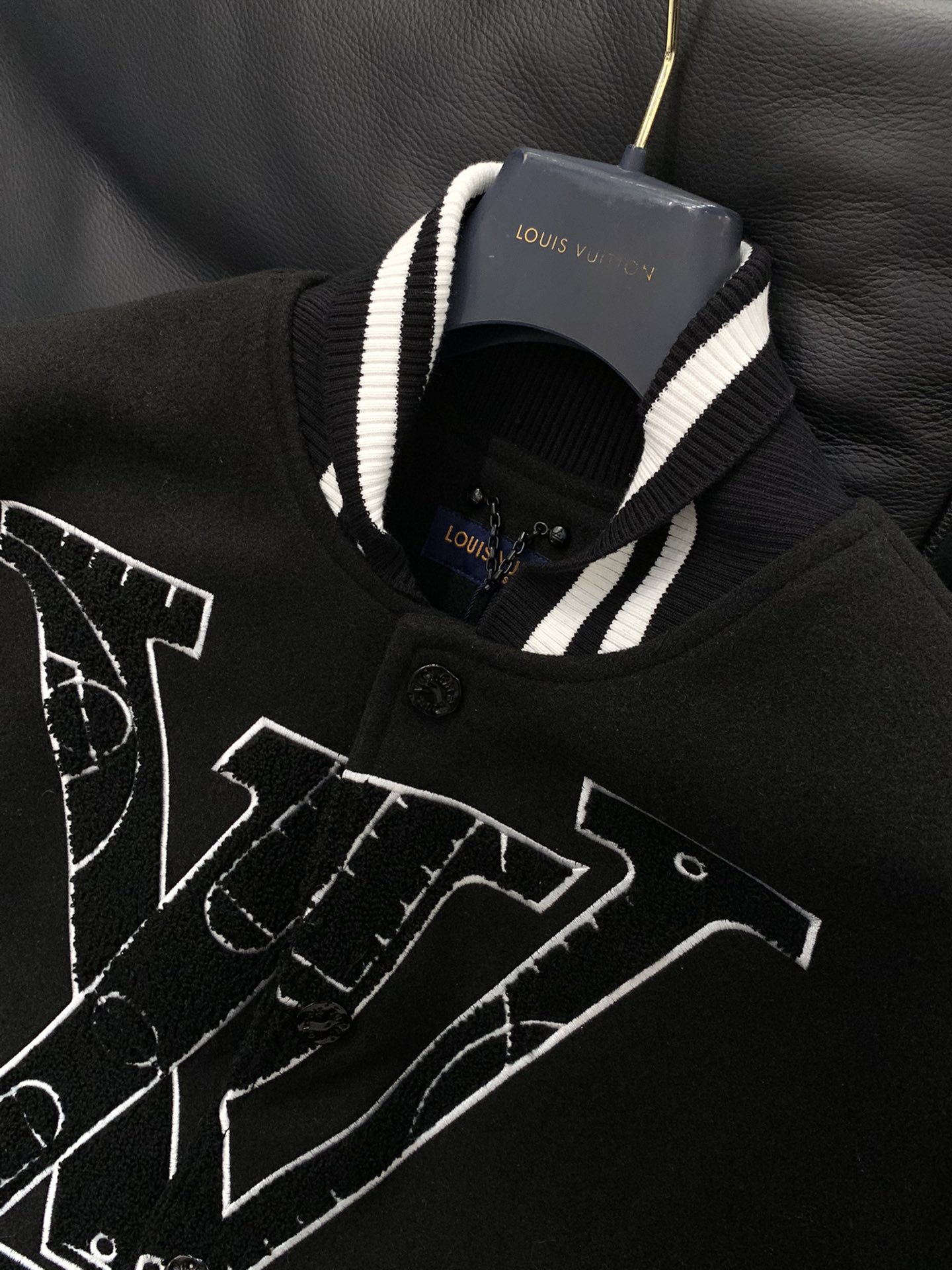 ，LouisVuitton 路易威登，2025秋冬最新款，专柜同步有售，原单狠货，时尚休闲拼接翻领外套，