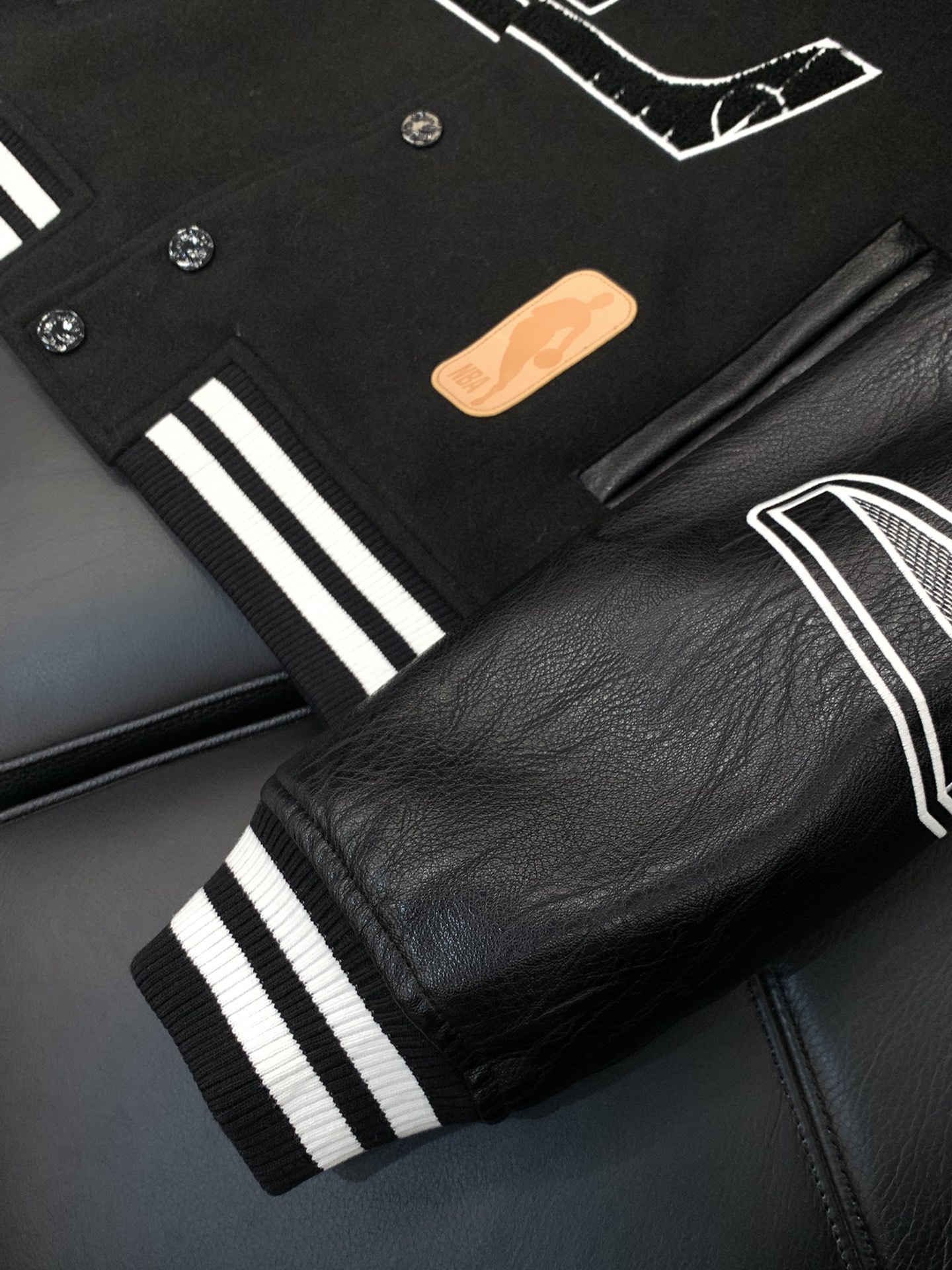 ，LouisVuitton 路易威登，2025秋冬最新款，专柜同步有售，原单狠货，时尚休闲拼接翻领外套，