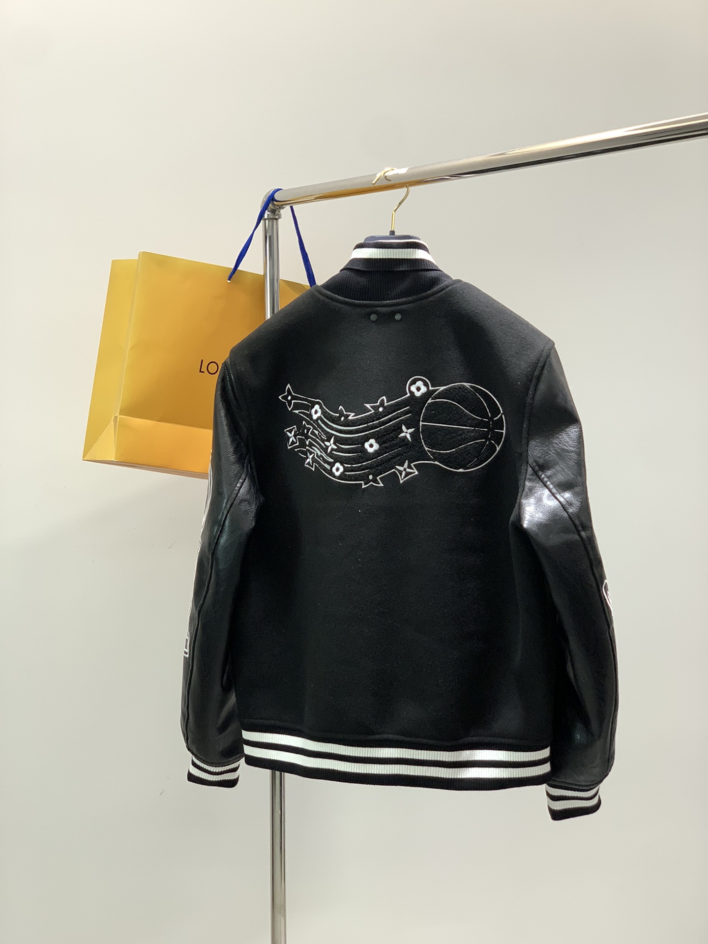 ，LouisVuitton 路易威登，2025秋冬最新款，专柜同步有售，原单狠货，时尚休闲拼接翻领外套，