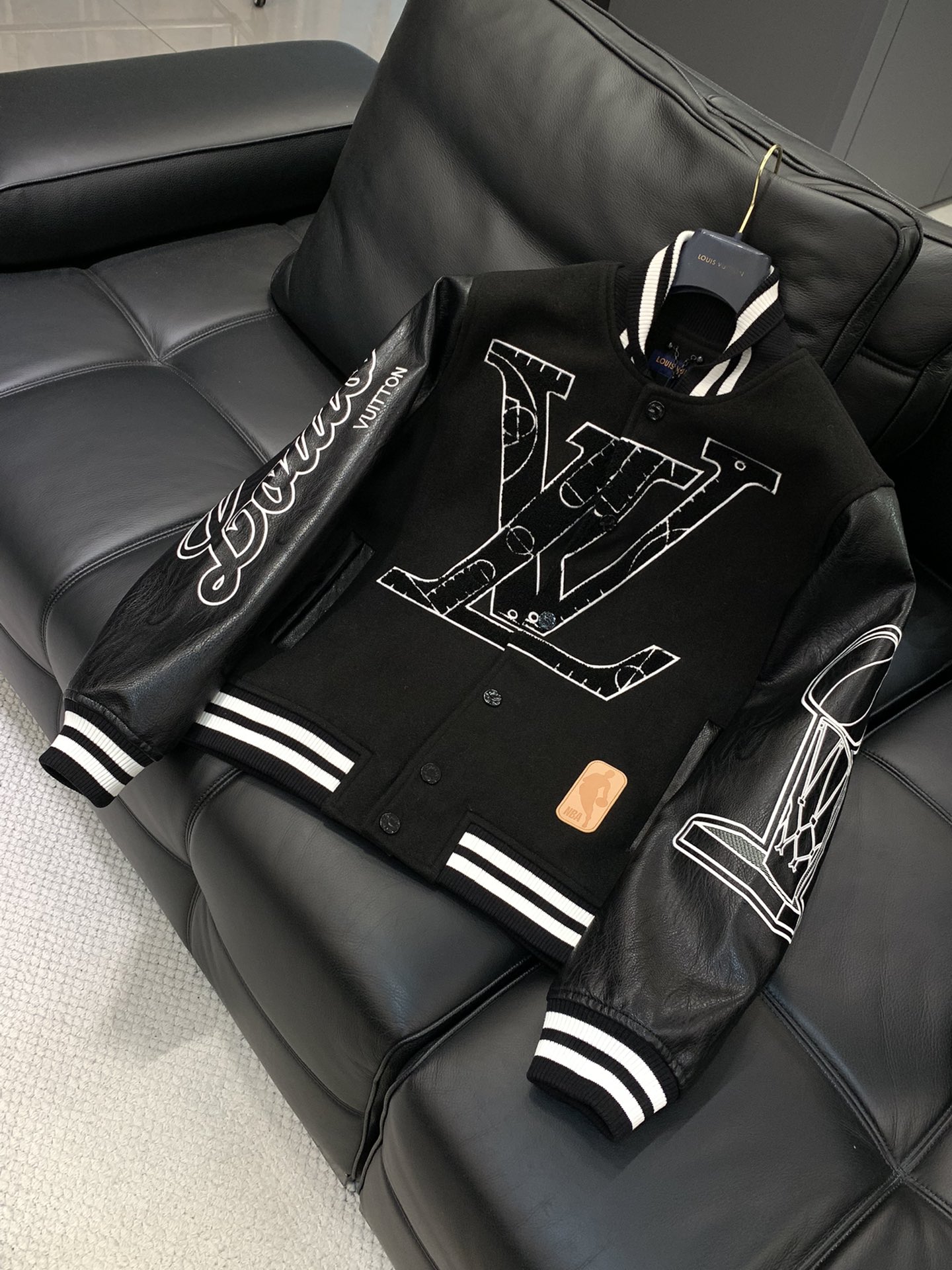 ，LouisVuitton 路易威登，2025秋冬最新款，专柜同步有售，原单狠货，时尚休闲拼接翻领外套，