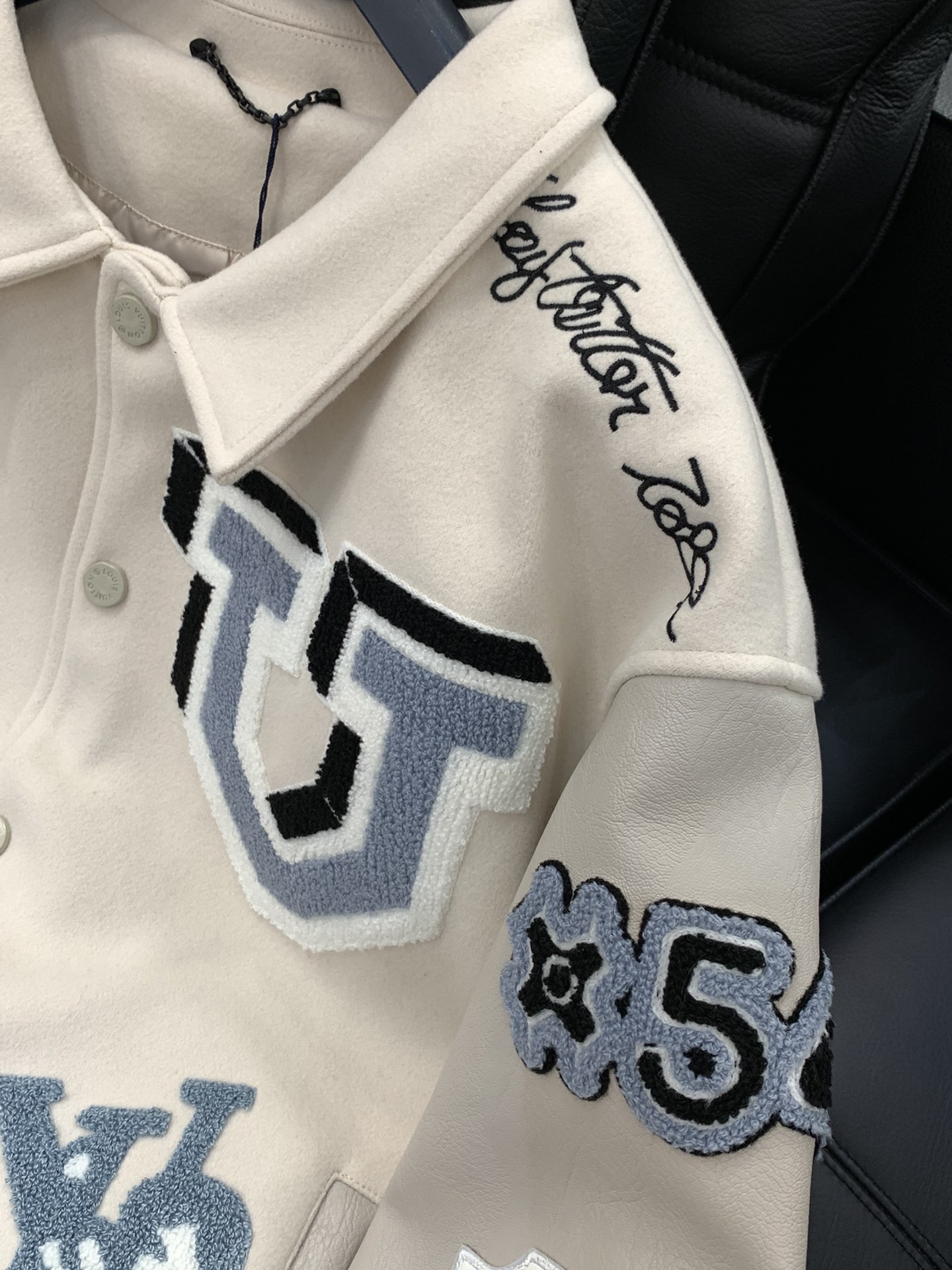 ，LouisVuitton 路易威登，2025秋冬最新款，专柜同步有售，原单狠货，时尚休闲拼接翻领外套，