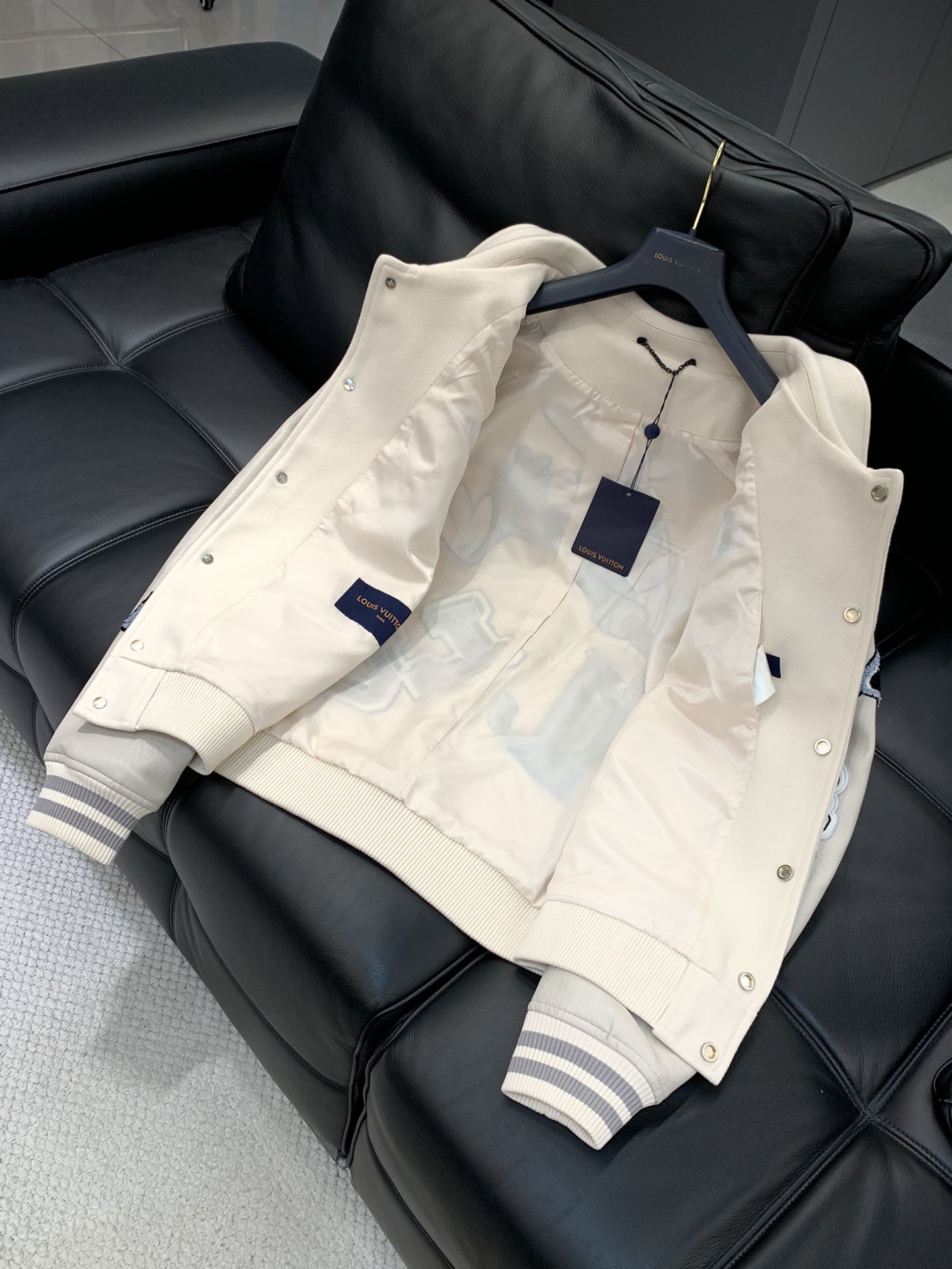 ，LouisVuitton 路易威登，2025秋冬最新款，专柜同步有售，原单狠货，时尚休闲拼接翻领外套，