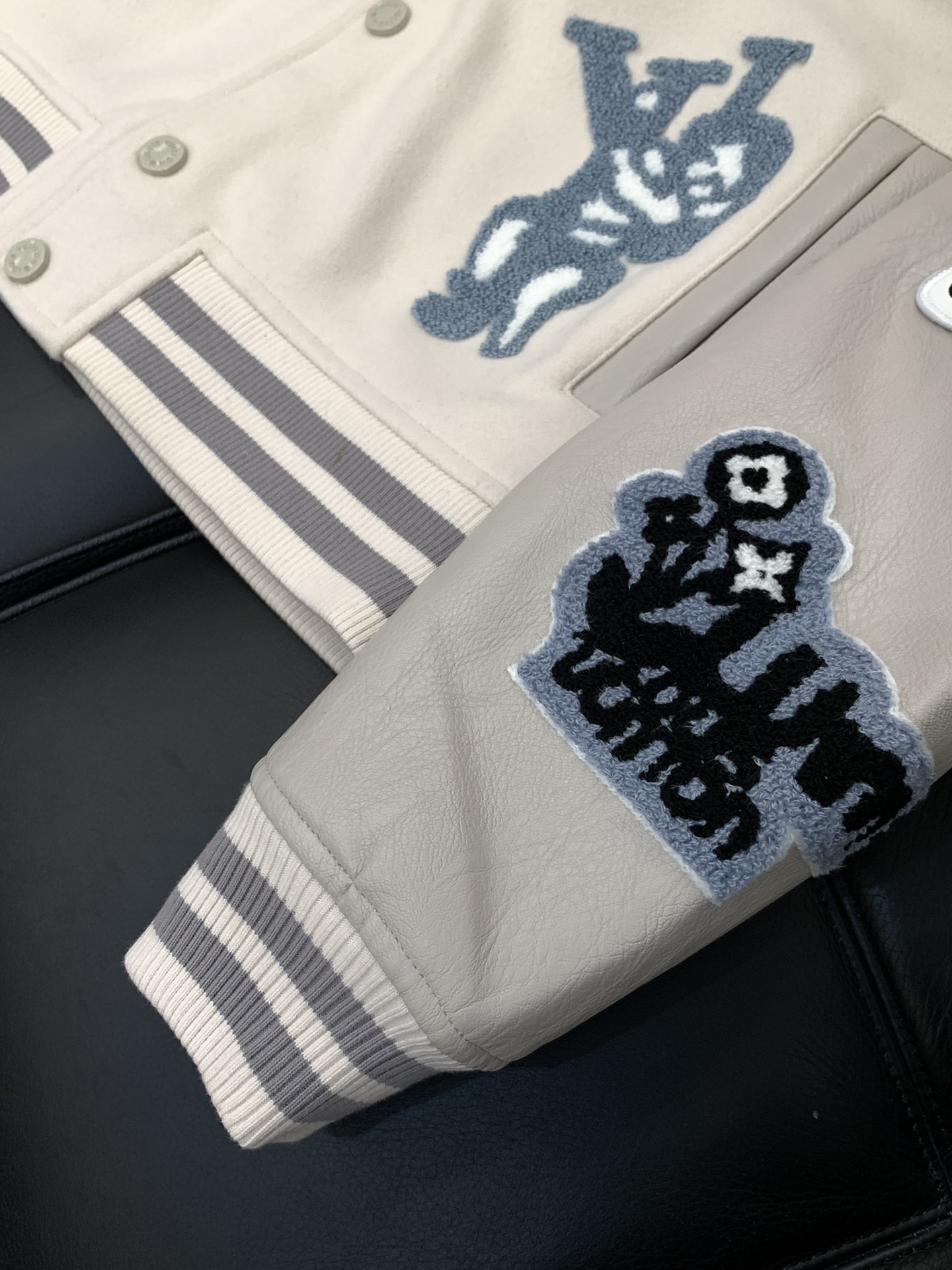 ，LouisVuitton 路易威登，2025秋冬最新款，专柜同步有售，原单狠货，时尚休闲拼接翻领外套，