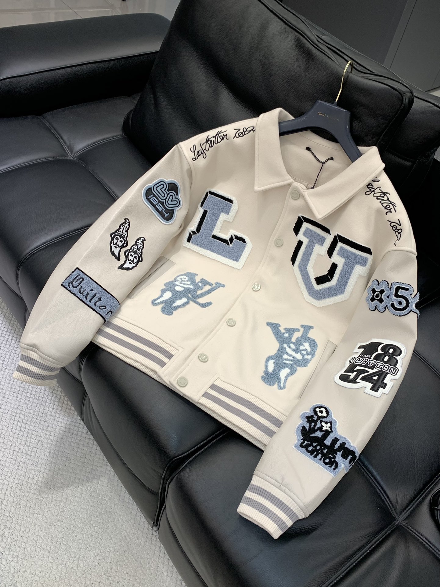 ，LouisVuitton 路易威登，2025秋冬最新款，专柜同步有售，原单狠货，时尚休闲拼接翻领外套，