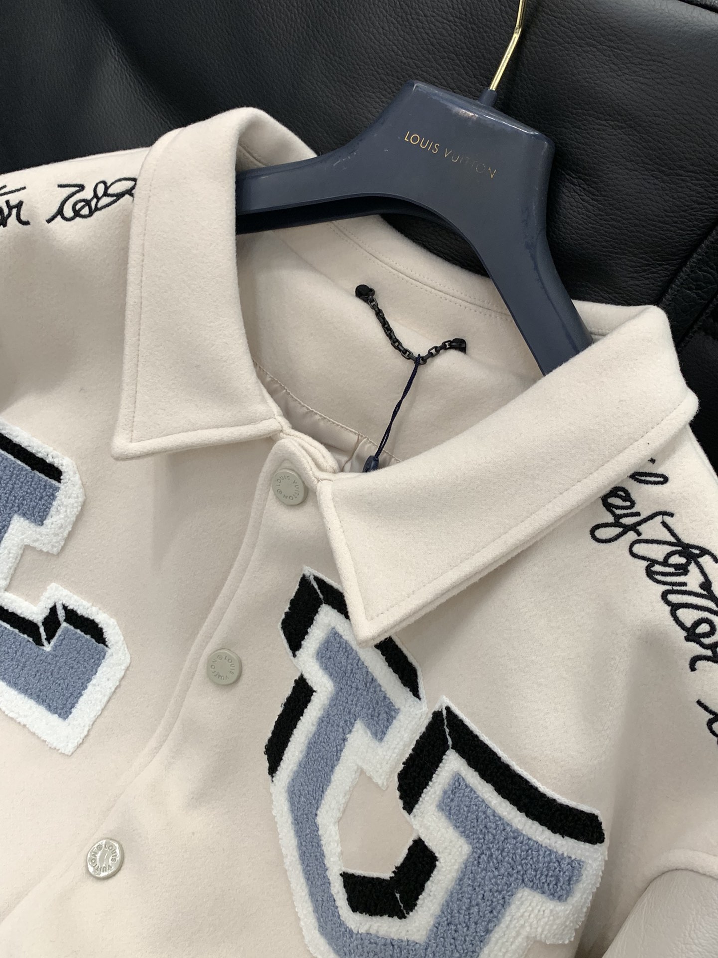 ，LouisVuitton 路易威登，2025秋冬最新款，专柜同步有售，原单狠货，时尚休闲拼接翻领外套，