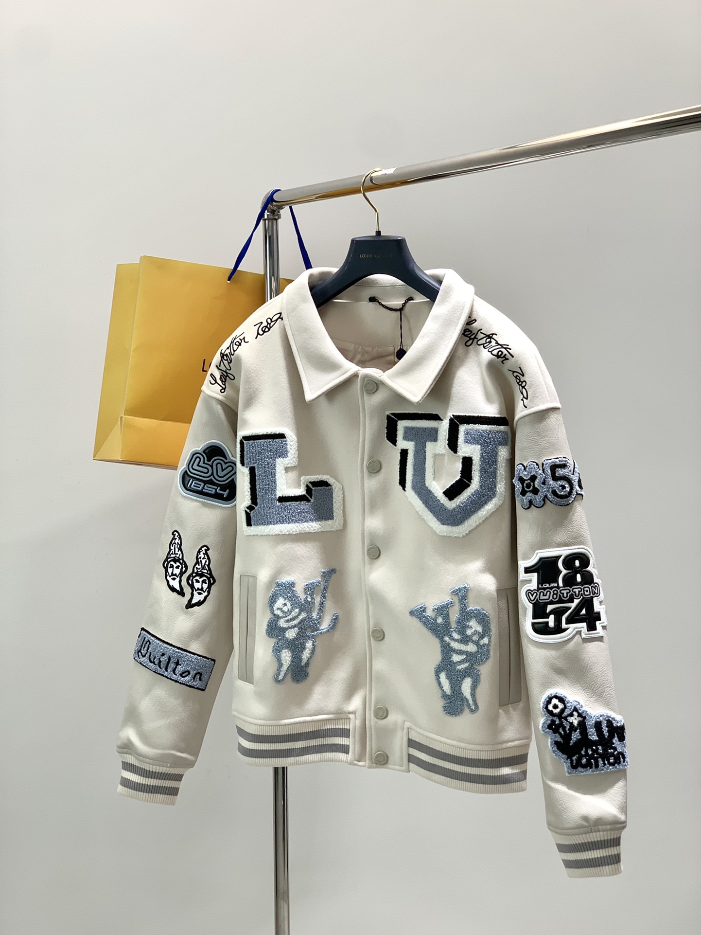 NO:613378,, LouisVuitton Louis Vuitton, the latest model for autumn and winter 2025, available at counters at the same time, original order, fashionable and casual spliced ​​lapel jacket, the upper body is very unique!  Eye-catching and bright, imported original fabrics, top embroidery craftsmanship letter pattern decoration Logo, original hardware accessories decoration, simple yet fashionable, classic atmosphere, comfortable and breathable, handsome and stylish upper body, size S-XL size SMLXL length 67 697173 bust 119123127131 shoulder width 61626364 sleeve length 58596061,,louis  vuitton,louis vuitton,jackets & coats,alexander wang19860909,LouisVuitton 路易威登,2025秋冬最新款,专柜同步有售,原单狠货,时尚休闲拼接翻领外套,上身很有特点！吸睛而有亮点,进口原版面料,顶级刺绣工艺字母图案装饰Logo,原版五金辅料装饰,简单而不失时尚,经典大气,舒适透气,上身帅气有型,码数S-XL 尺码 SMLXL 衣长 67 697173 胸围119123127131 肩宽61626364 袖长58596061,,louis vuitton,louis vuitton,jackets & coats,alexander wang,Men's clothing