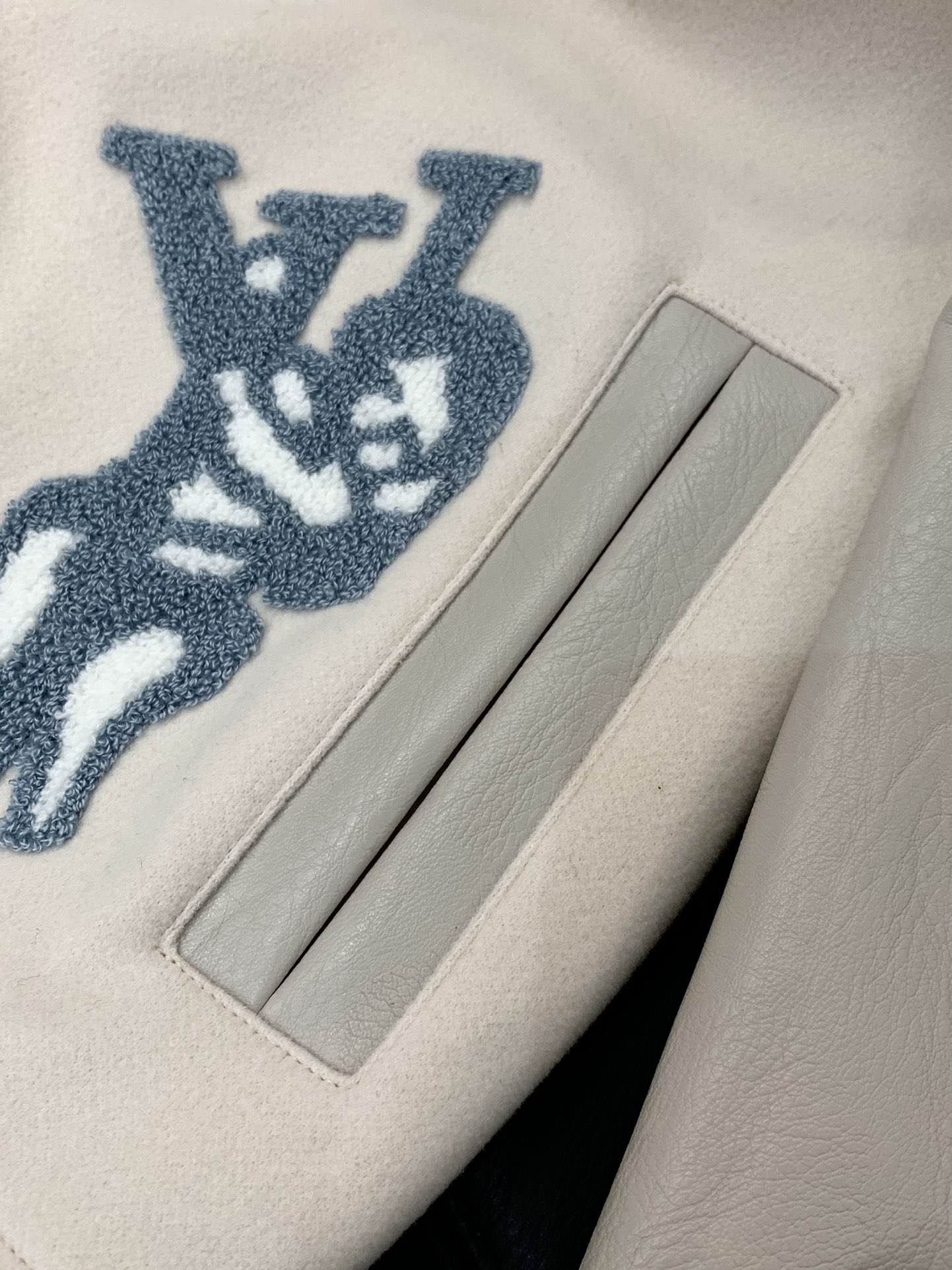 ，LouisVuitton 路易威登，2025秋冬最新款，专柜同步有售，原单狠货，时尚休闲拼接翻领外套，