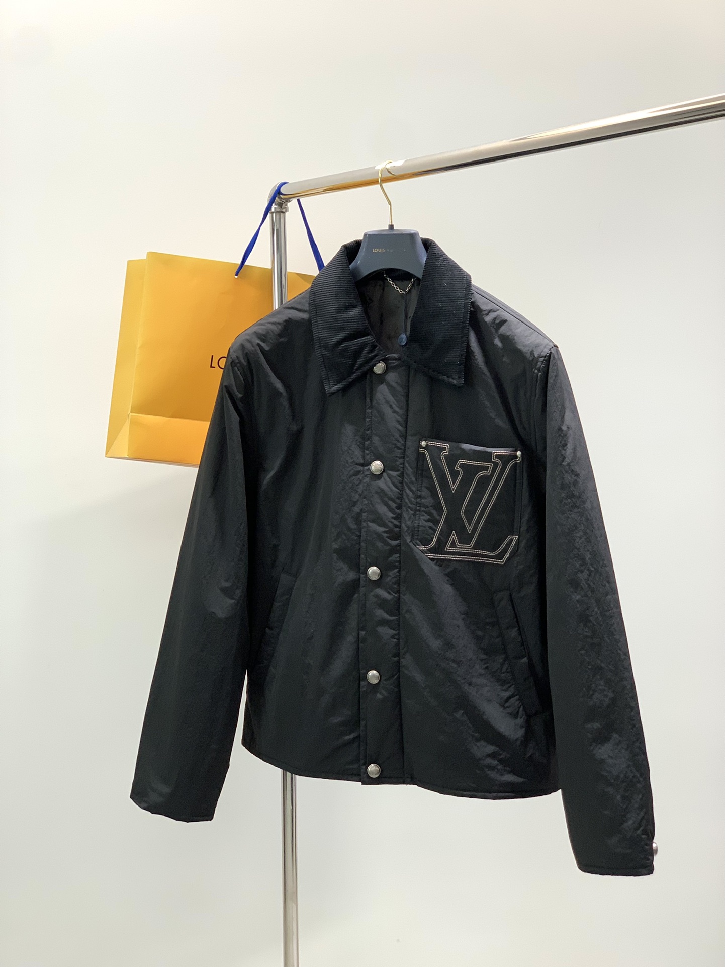 NO:613362,, LouisVuitton Louis Vuitton, the latest winter model, available at counters simultaneously, original order, fashionable and casual cotton jacket with lapels, the upper body is very unique!  Eye-catching and bright, imported original fabrics, top embroidery craftsmanship letter pattern decoration Logo, original hardware accessories decoration, simple yet fashionable, classic atmosphere, comfortable and breathable, handsome and stylish upper body, size 46-52, size 46485052, length 69707172, bust 57596163, shoulder width 49505254,, louis vuitton, louis vuitton, jackets &  coats,jackets & coats,alexander wang19860909,LouisVuitton 路易威登,冬季最新款,专柜同步有售,原单狠货,时尚休闲棉夹克翻领外套,上身很有特点！吸睛而有亮点,进口原版面料,顶级刺绣工艺字母图案装饰Logo,原版五金辅料装饰,简单而不失时尚,经典大气,舒适透气,上身帅气有型,码数46-52 尺码46485052 衣长69707172 胸围57596163 肩宽49505254,,louis vuitton,louis vuitton,jackets & coats,jackets & coats,alexander wang,Men's clothing