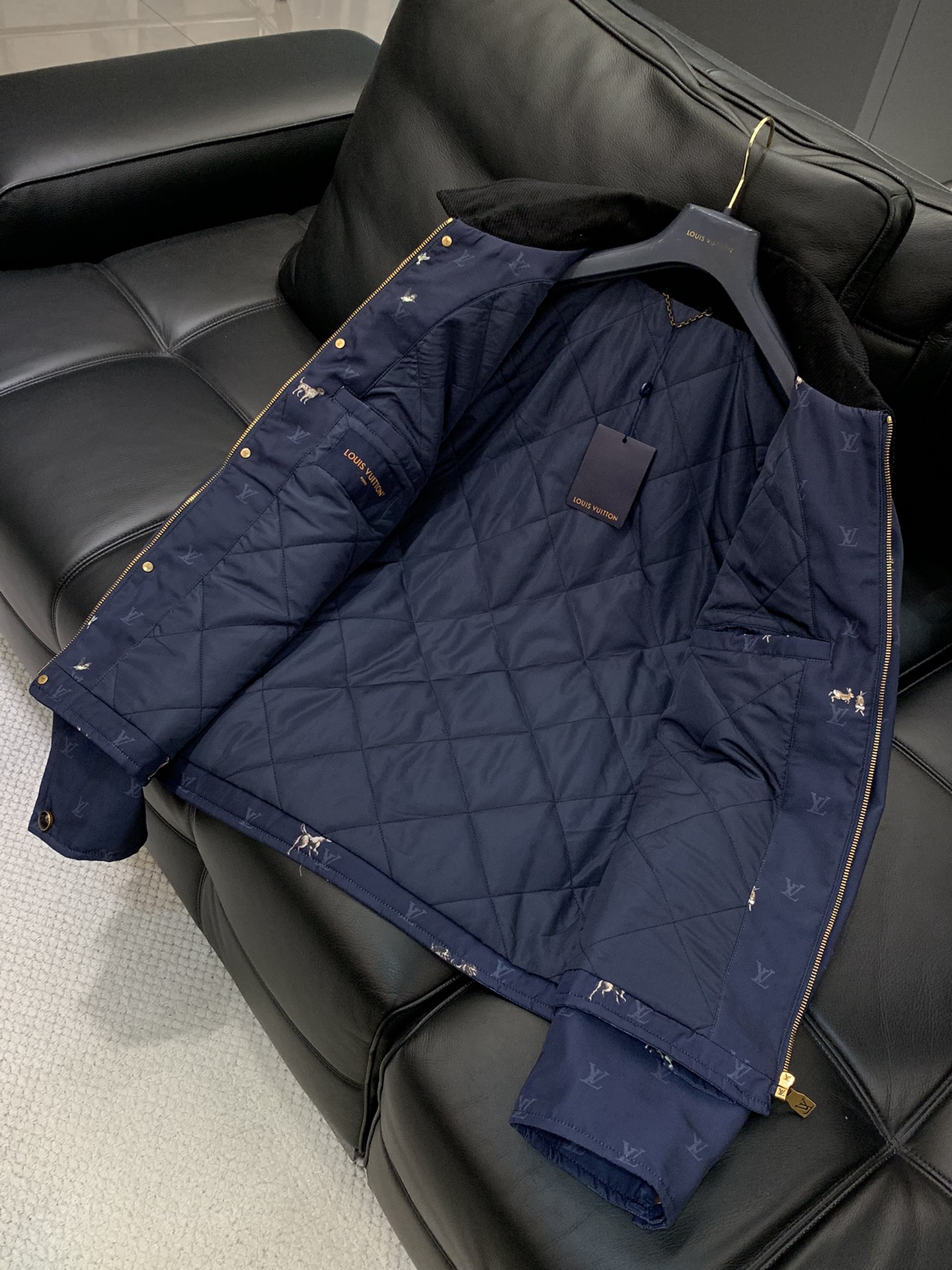 ，LouisVuitton 路易威登，2025冬季最新款，专柜同步有售，原单狠货，时尚休闲➕棉夹克翻领外