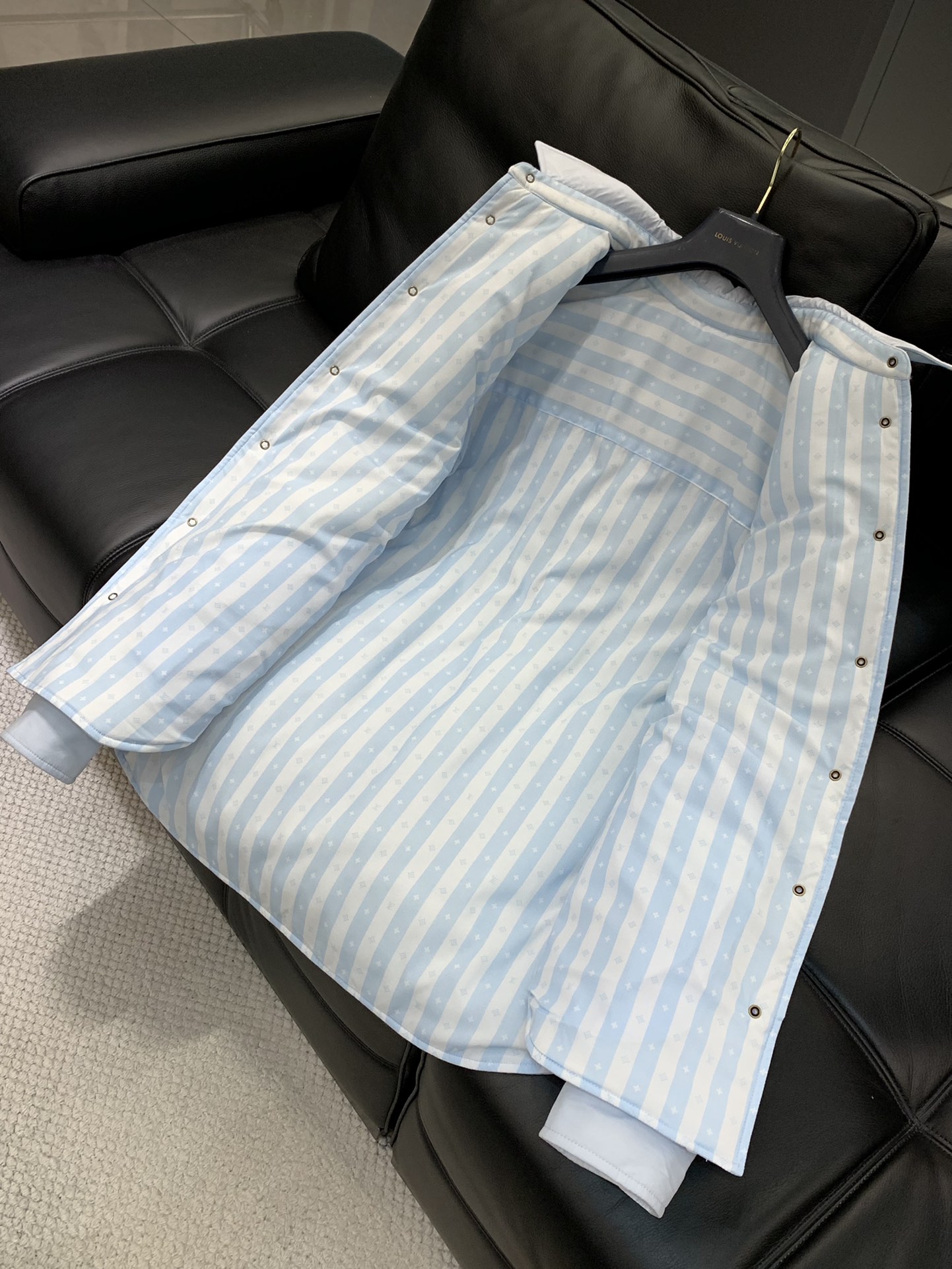 ，LouisVuitton 路易威登，2025冬季最新款，专柜同步有售，原单狠货，时尚休闲两面穿翻领棉服