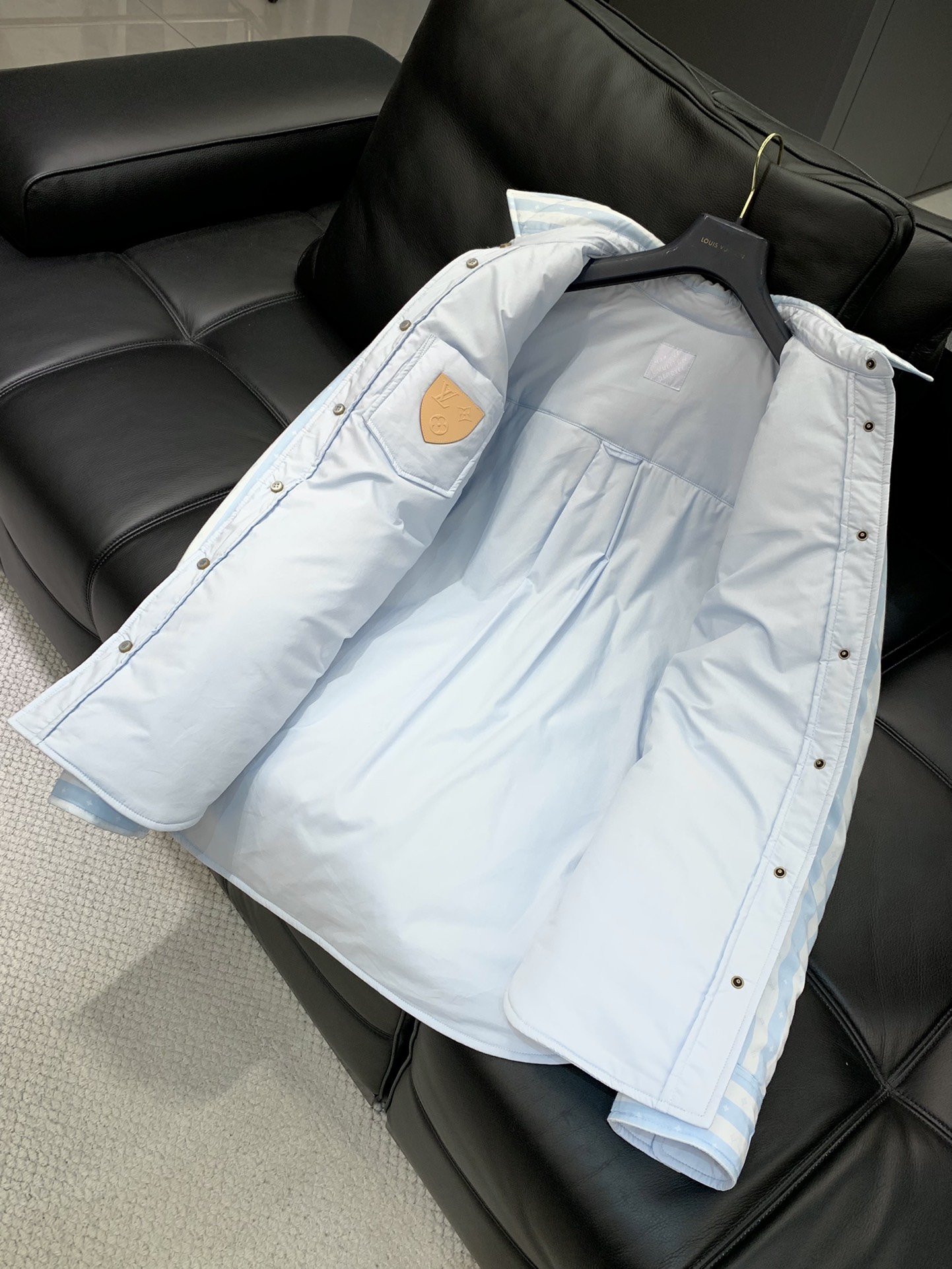 ，LouisVuitton 路易威登，2025冬季最新款，专柜同步有售，原单狠货，时尚休闲两面穿翻领棉服