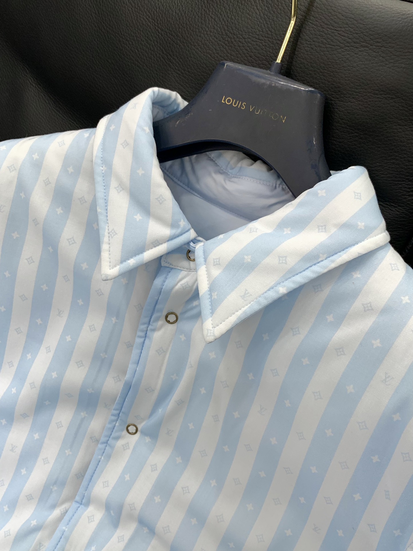 ，LouisVuitton 路易威登，2025冬季最新款，专柜同步有售，原单狠货，时尚休闲两面穿翻领棉服