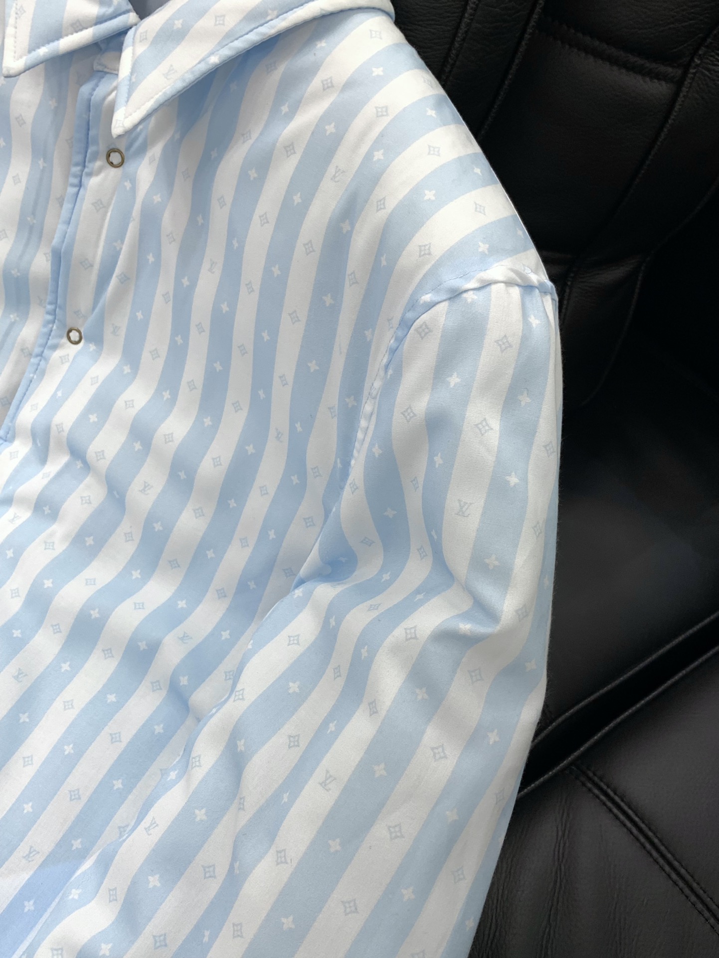 ，LouisVuitton 路易威登，2025冬季最新款，专柜同步有售，原单狠货，时尚休闲两面穿翻领棉服