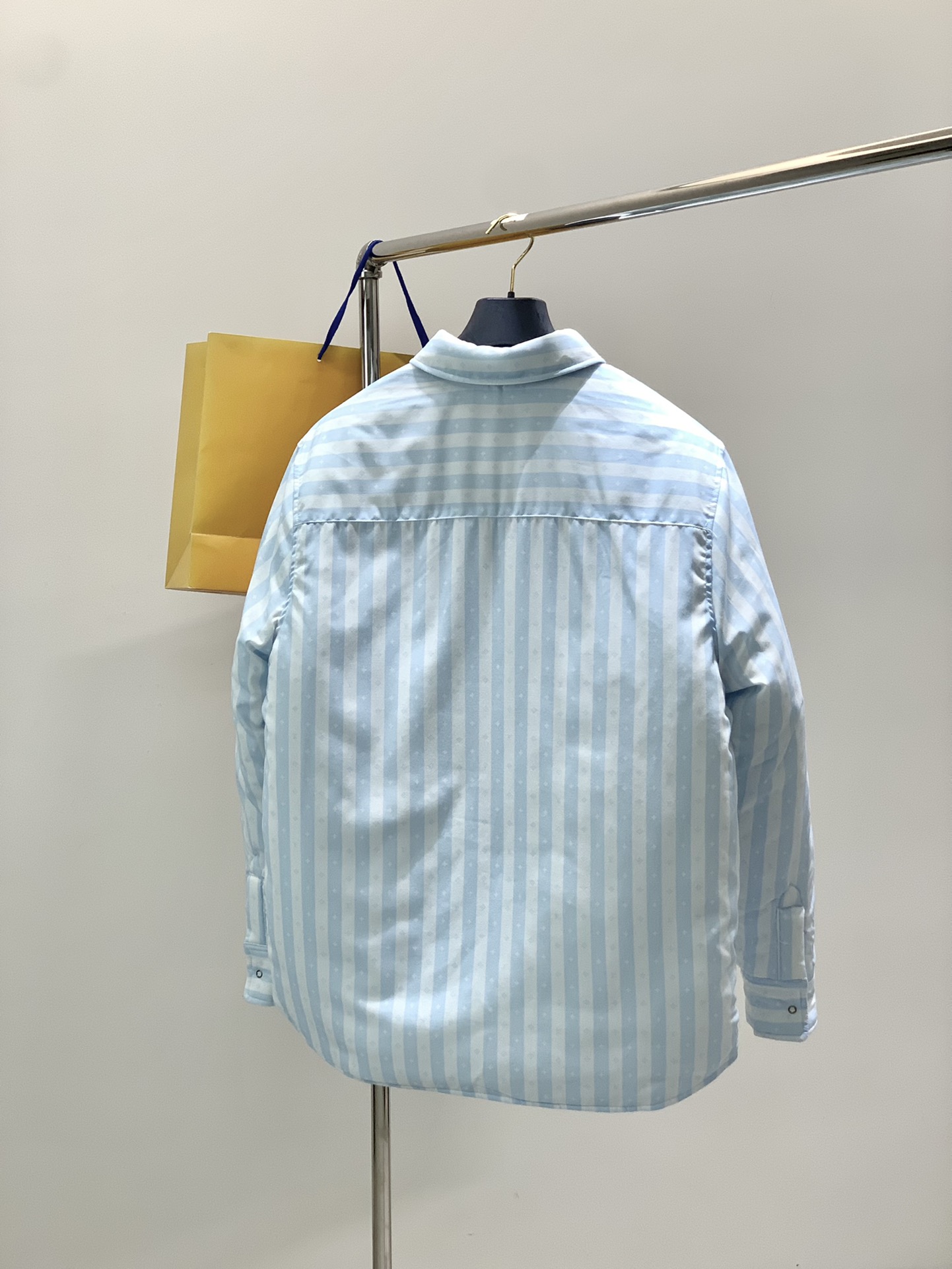 ，LouisVuitton 路易威登，2025冬季最新款，专柜同步有售，原单狠货，时尚休闲两面穿翻领棉服