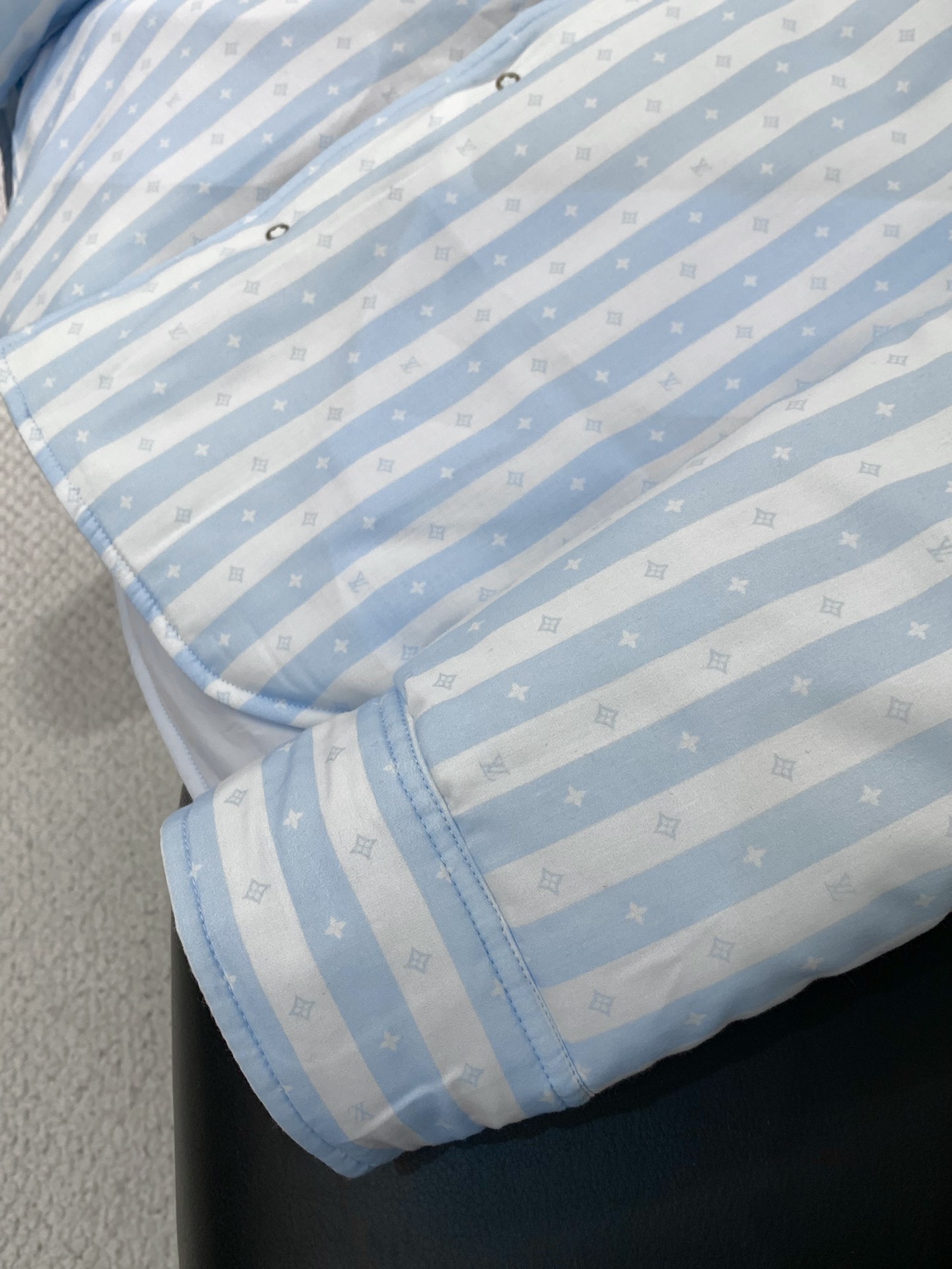 ，LouisVuitton 路易威登，2025冬季最新款，专柜同步有售，原单狠货，时尚休闲两面穿翻领棉服