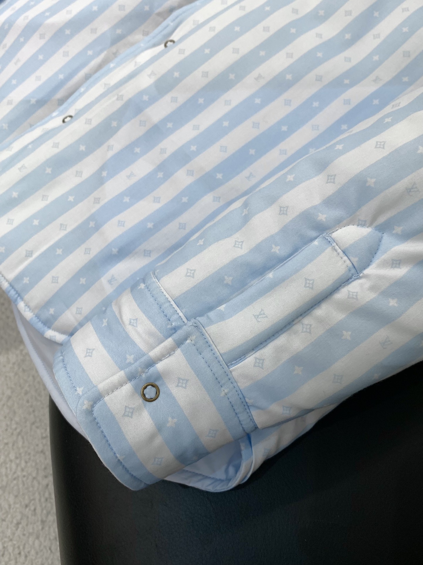 ，LouisVuitton 路易威登，2025冬季最新款，专柜同步有售，原单狠货，时尚休闲两面穿翻领棉服