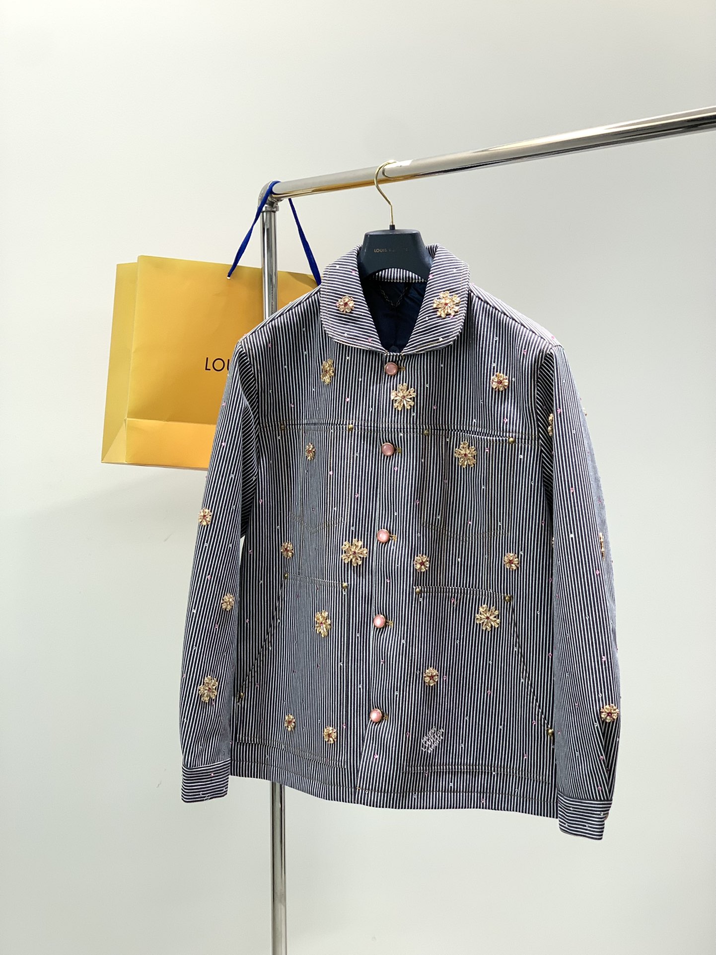 NO:613358,, LouisVuitton Louis Vuitton, the latest autumn style, available at counters at the same time, original order, stylish and casual lapel jacket, the upper body is very unique!  Eye-catching and bright, imported original fabrics, top-grade diamond embroidery craft letter pattern decorative logo, original hardware decoration, simple yet fashionable, classic and elegant, comfortable and breathable, handsome and stylish upper body, size S-XL size SML  vuitton,louis vuitton,jackets & coats,alexander wang19860909,LouisVuitton 路易威登,秋季最新款,专柜同步有售,原单狠货,时尚休闲翻领外套,上身很有特点！吸睛而有亮点,进口原版面料,顶级贴钻刺绣工艺字母图案装饰Logo,原版五金辅料装饰,简单而不失时尚,经典大气,舒适透气,上身帅气有型,码数S-XL 尺码SMLXL 衣长72737475 胸围114118122126 肩宽50515253 袖长63646566,,louis vuitton,louis vuitton,jackets & coats,alexander wang,Men's clothing