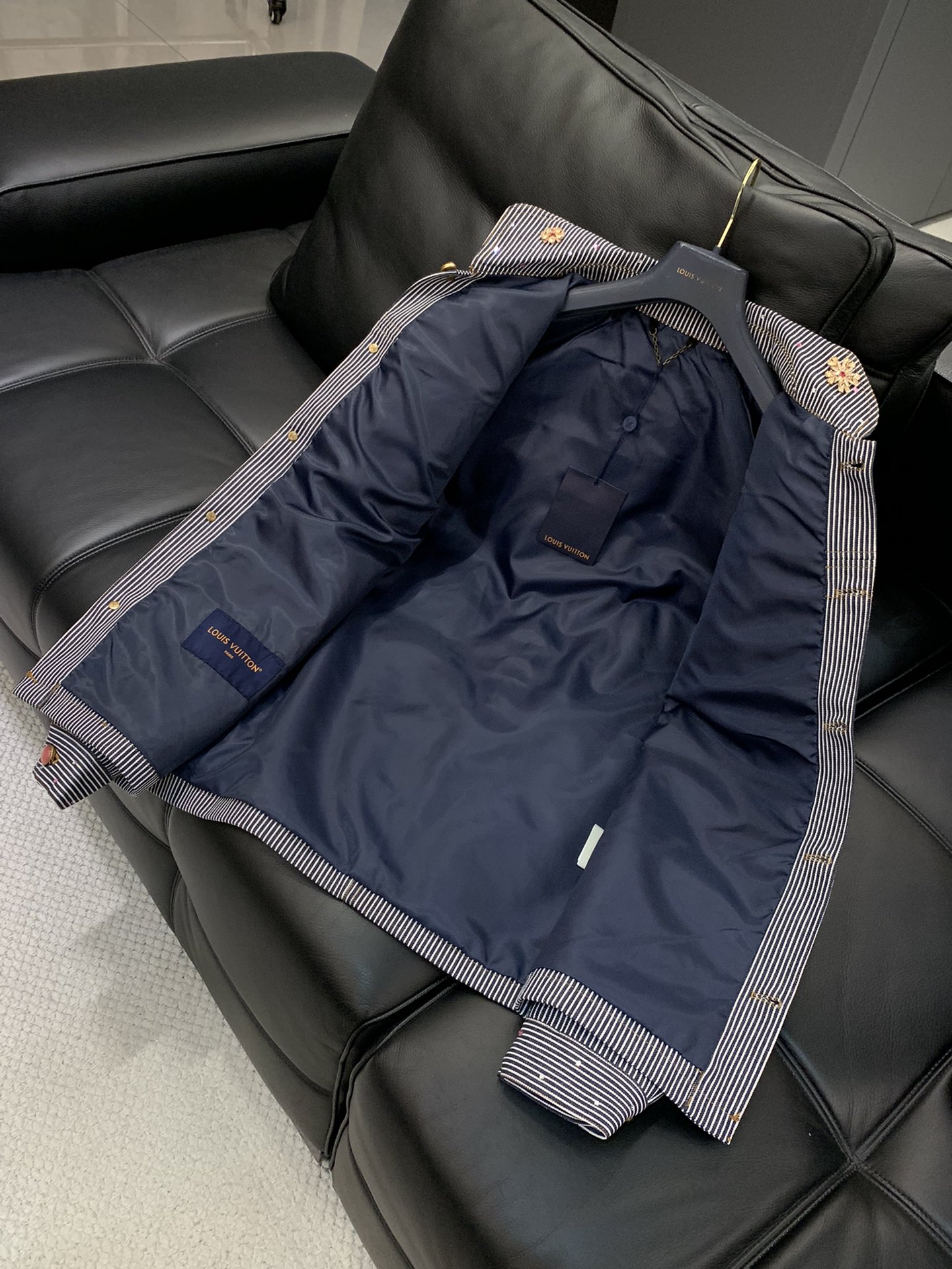 ，LouisVuitton 路易威登，2025秋季最新款，专柜同步有售，原单狠货，时尚休闲翻领外套，上身