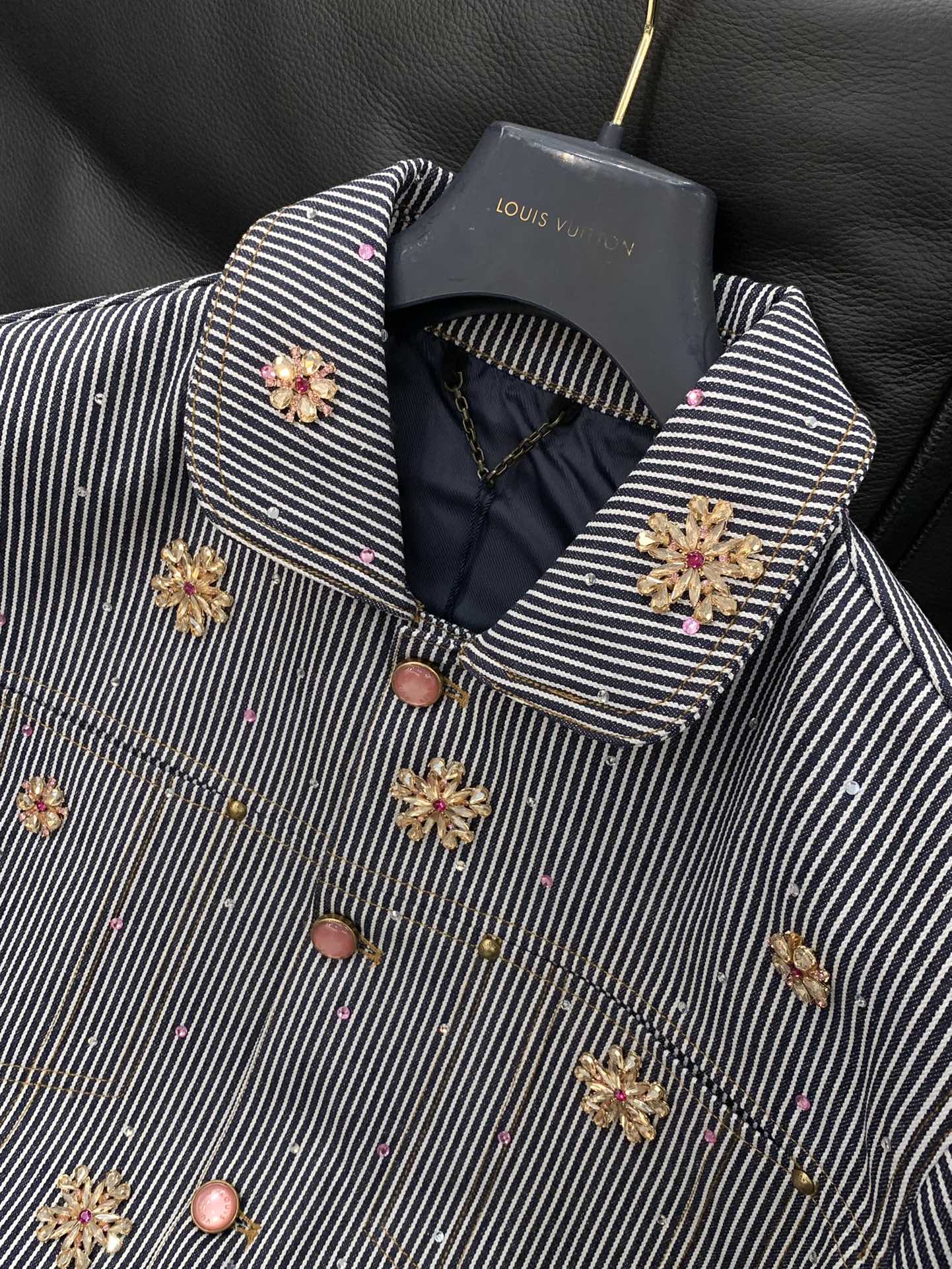 ，LouisVuitton 路易威登，2025秋季最新款，专柜同步有售，原单狠货，时尚休闲翻领外套，上身