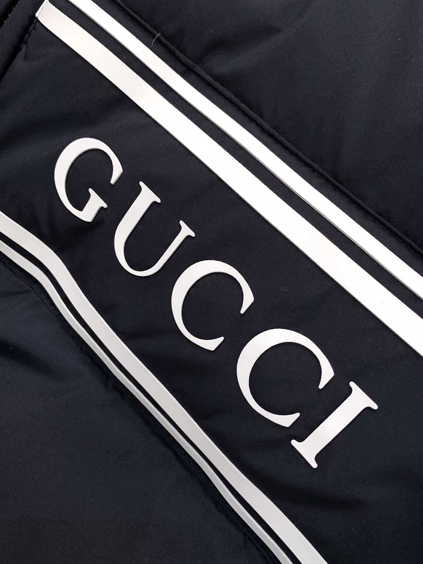 ，Gucci 古驰，2025冬季最新款，专柜同步有售，原单狠货，时尚休闲连帽羽绒服，上身很有特点！吸睛而