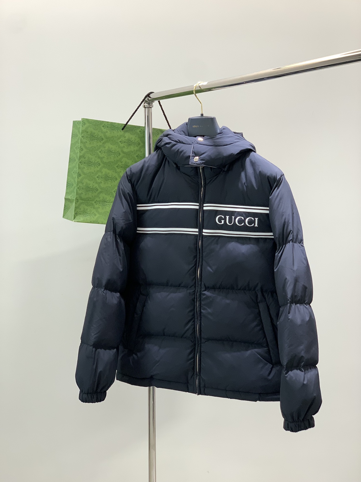 ，Gucci 古驰，2025冬季最新款，专柜同步有售，原单狠货，时尚休闲连帽羽绒服，上身很有特点！吸睛而