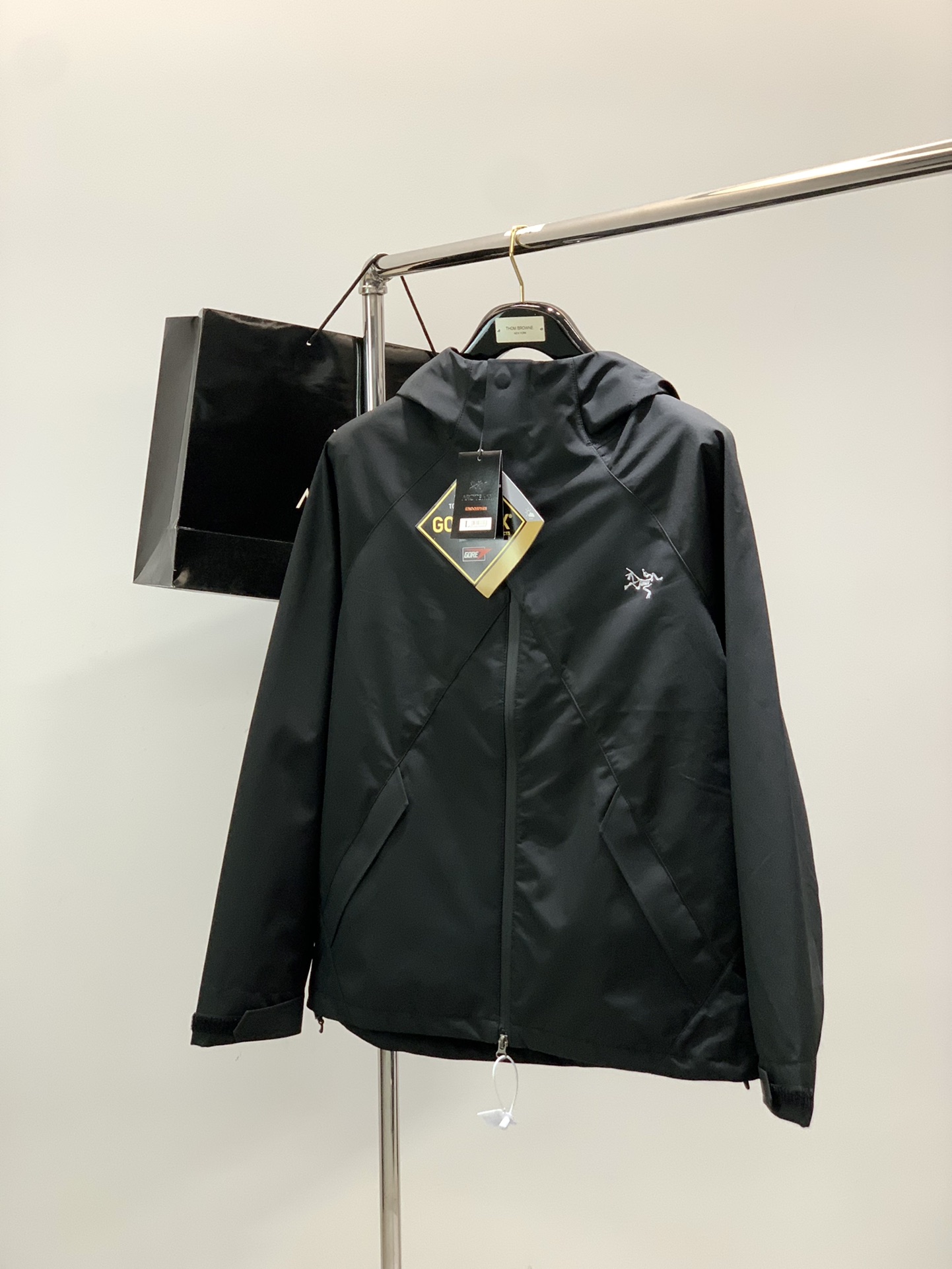 NO:613360,,ARCTERYX Arc'teryx, autumn AW new product, fashionable casual hooded jacket, available at counters simultaneously, original goods, imported original fabrics, extremely complex craftsmanship, visually very elegant and fashionable, noble and elegant, from the main fabric to the detailed craftsmanship, showing the ingenuity of fashion, 3 colors recommended, size M-3XL, arc'teryx, jackets & coats, hats, alexander wang19860909,ARCTERYX 始祖鸟,秋季AW新品,时尚休闲连帽外套,专柜同步有售,原单狠货,进口原版面料,工艺极度复杂,视觉相当雅致时髦,高贵而优雅,从主体面料到细节工艺,彰显时装的匠心所在,3色推荐,码数M-3XL,arc'teryx,jackets & coats,hats,alexander wang,Men's clothing